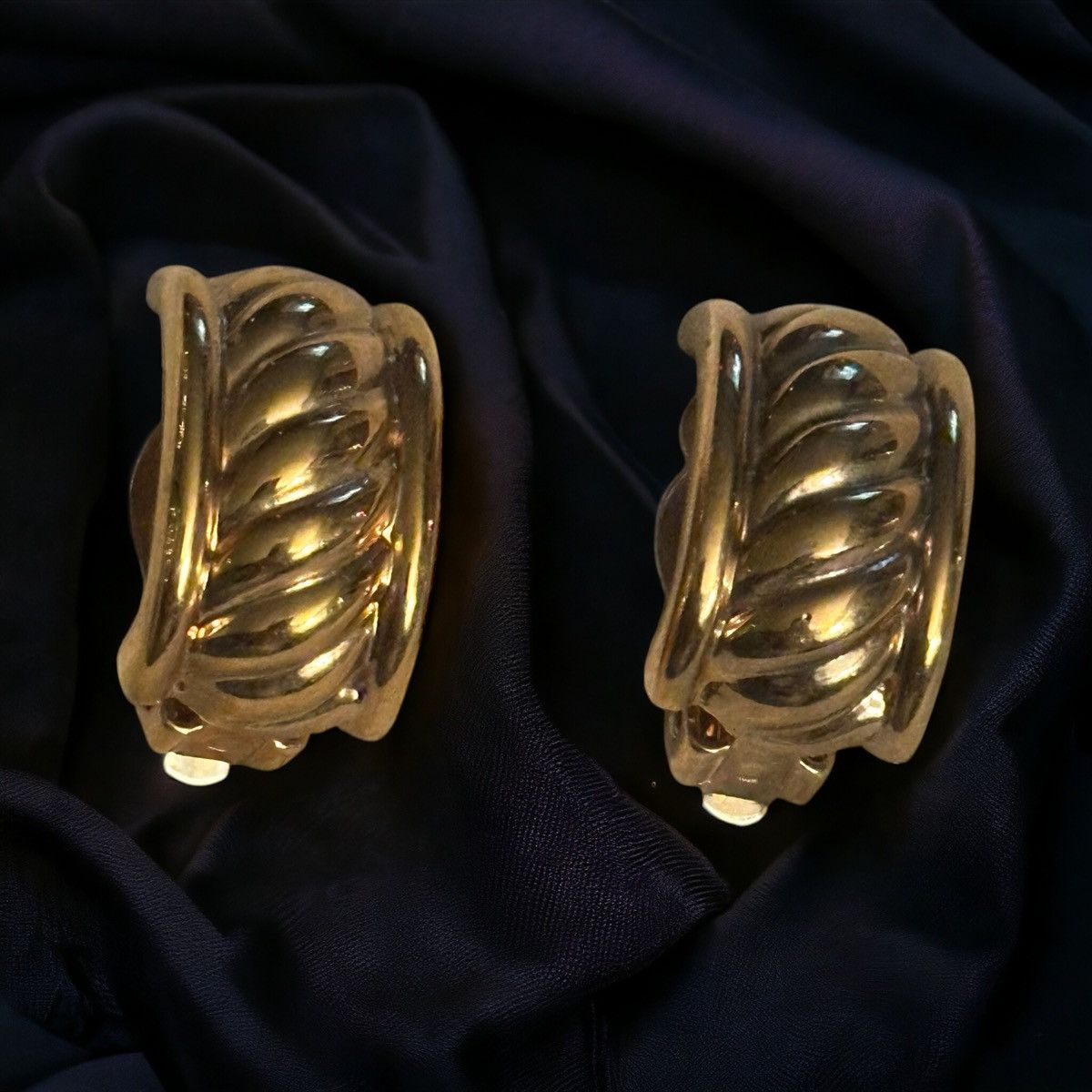 Vintage Vintage chunky gold tone curved clip on hoop earrings Size ONE SIZE - 1 Thumbnail
