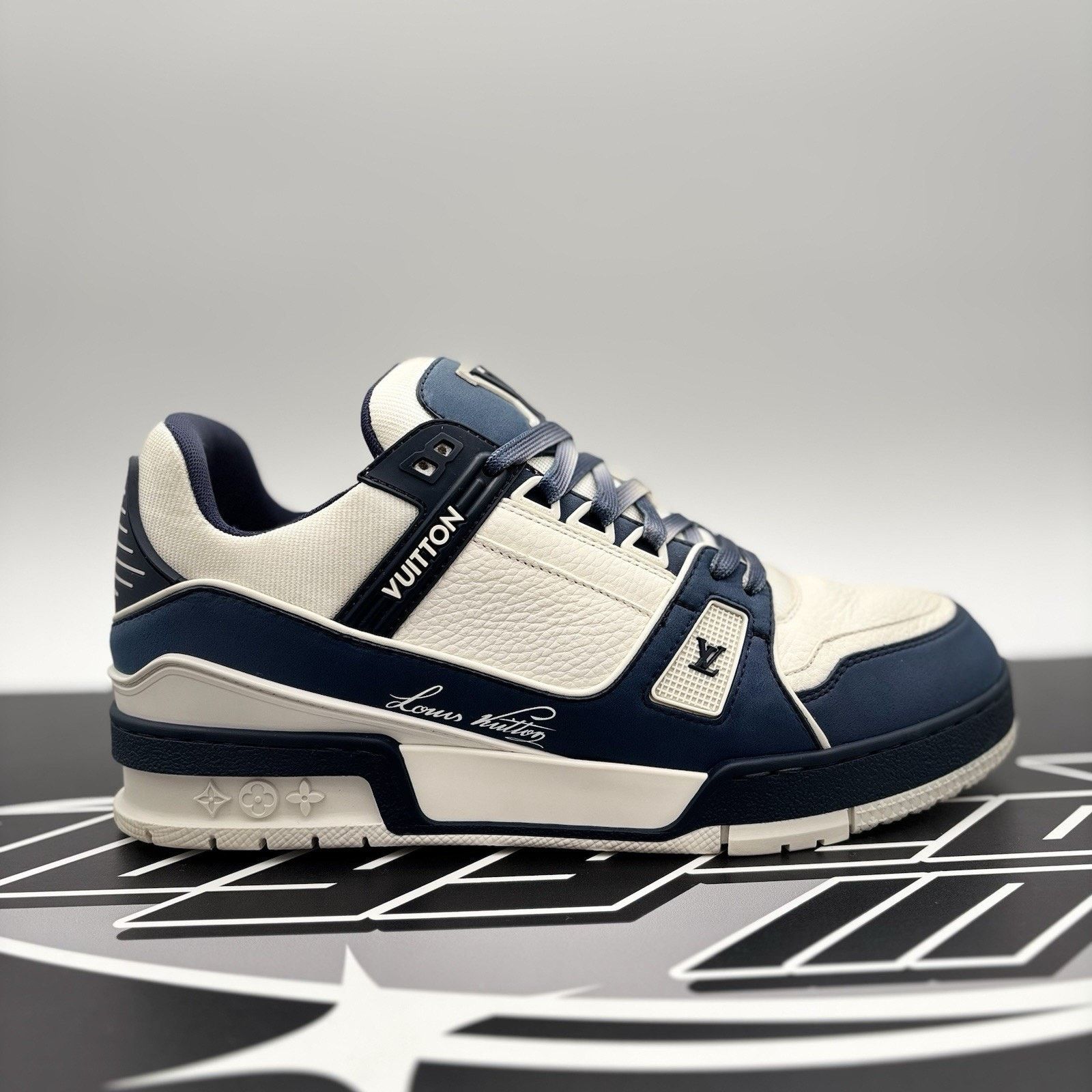 Louis Vuitton (7-7.5 US) Louis Vuitton Trainer ' White Navy '| GREAT COND! Size US 7.5 / EU 40-41 - 2 Thumbnail