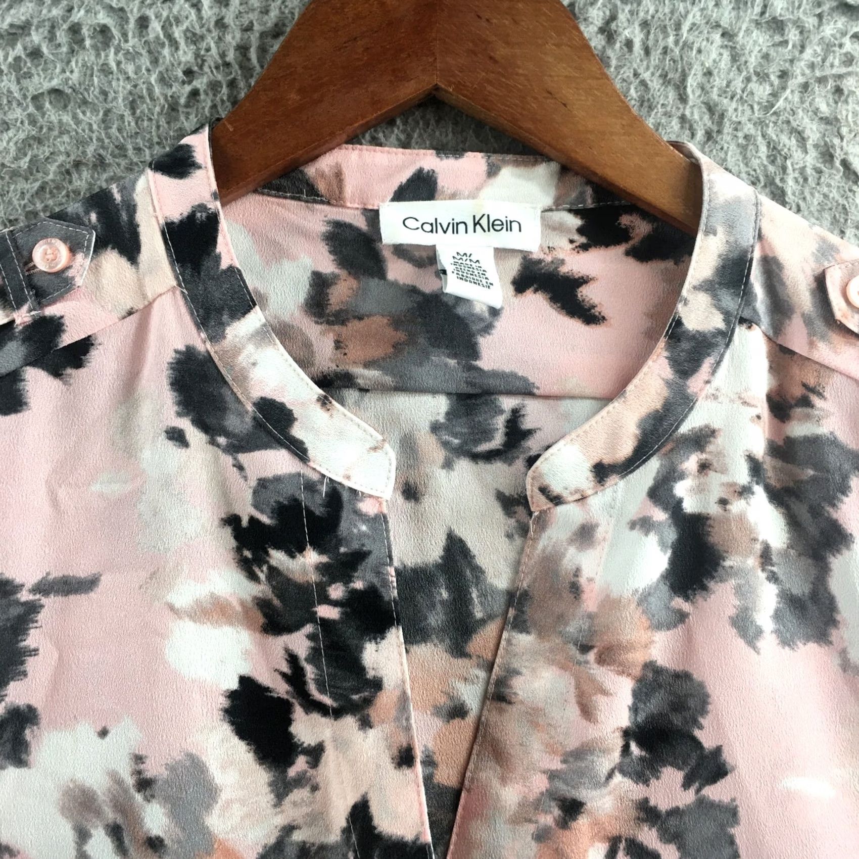 Calvin Klein Calvin Klein Blouse Top Womens M Pink Floral Long Sleeve Casual V-Neck Roll Tab Sleeve Shirt Pattern Floral Ladies Mens Womens Size M / US 6-8 / IT 42-44 - 3 Thumbnail