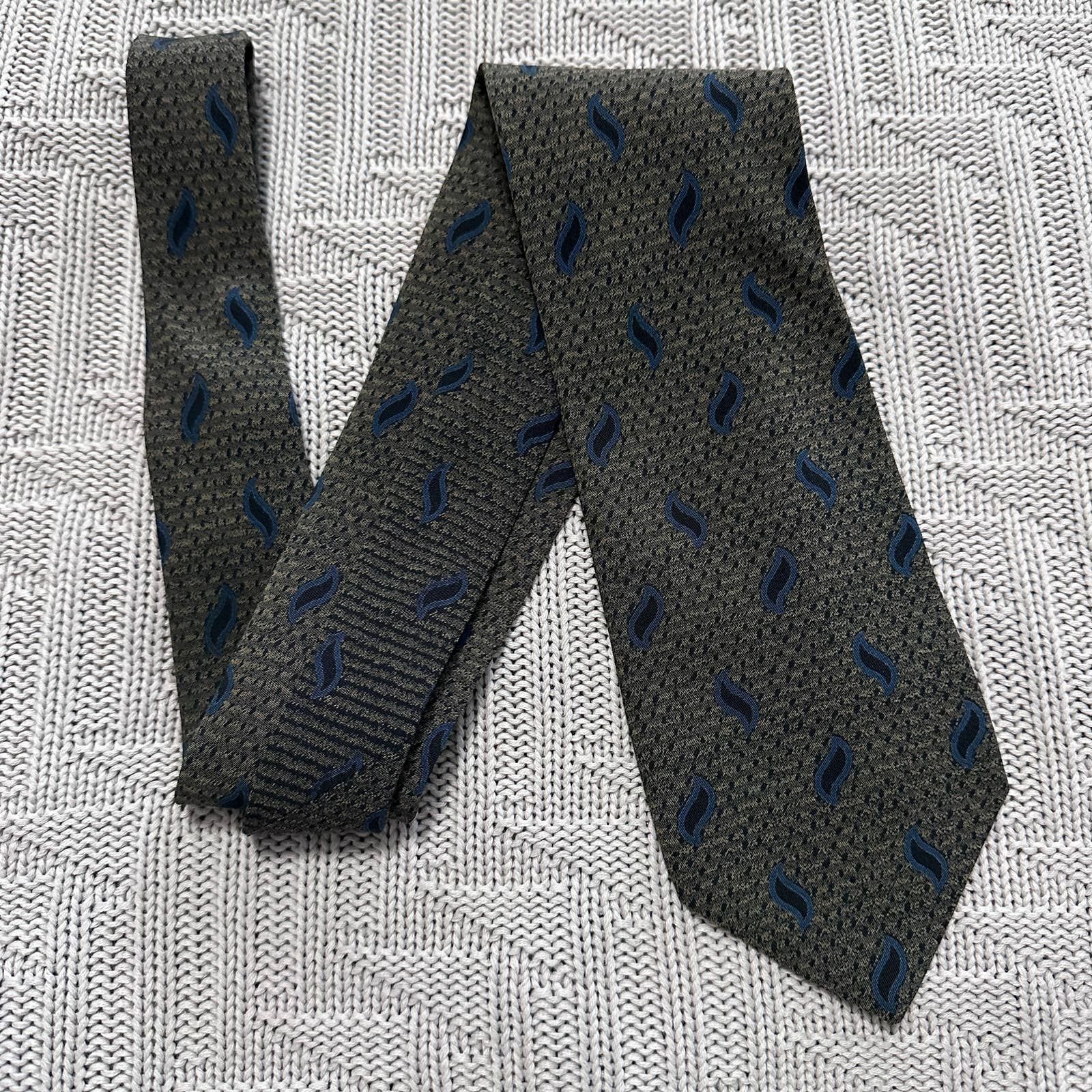 Barneys New York Barneys New York gray Italian silk tie Size ONE SIZE - 1 Preview