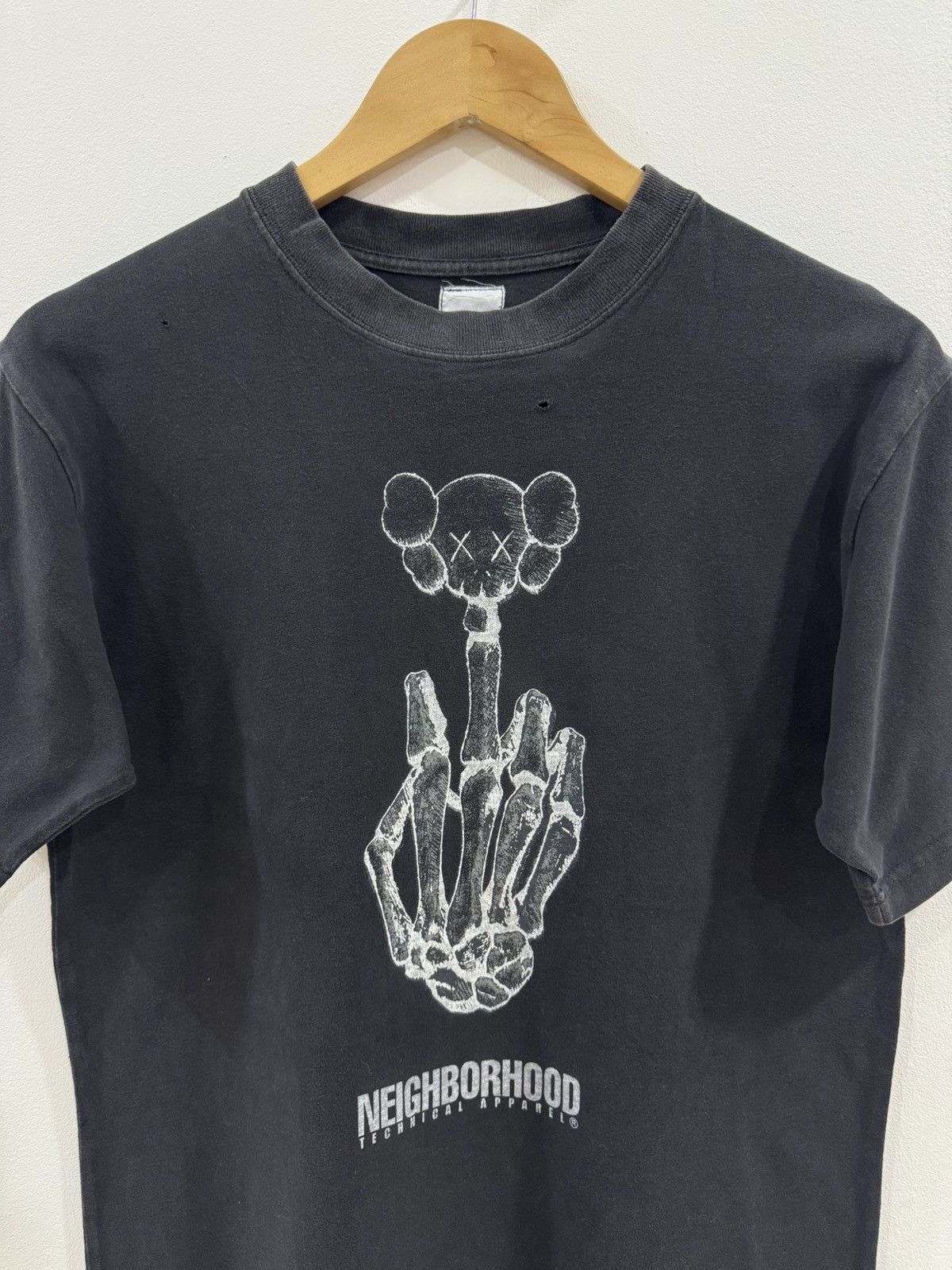 Kaws KAWS NEIGHBORHOOD ORIGINALFAKE SKULL MIDDLE FINGER SHIRT Size US S / EU 44-46 / 1 - 3 Thumbnail
