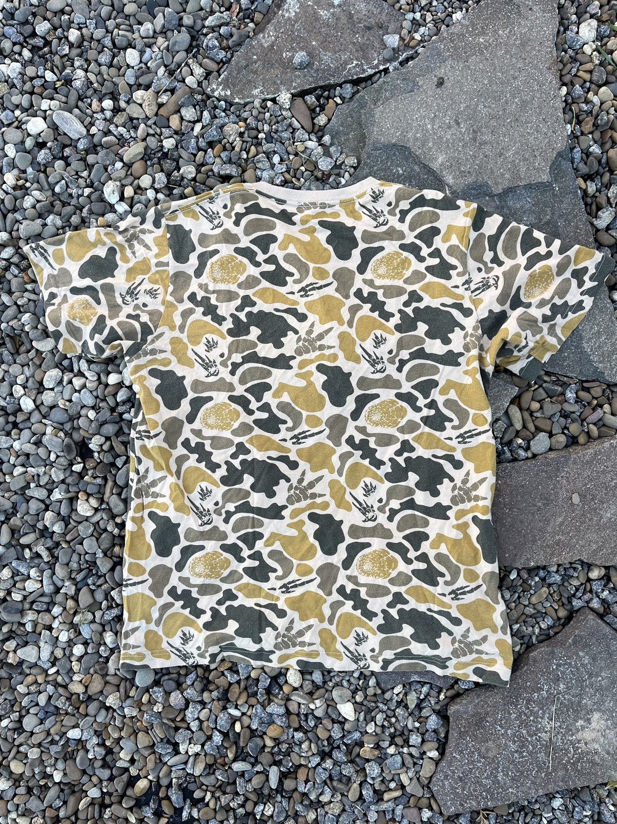 Japanese Brand × Uniqlo Uni Qlo x Monster Hunter Cross camo anime t-shirt tee Size US S / EU 44-46 / 1 - 7 Thumbnail