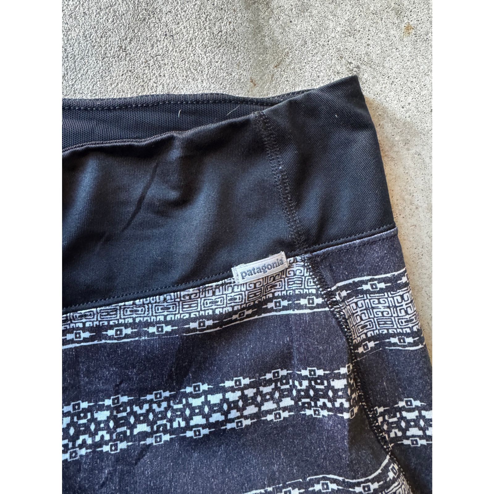 Patagonia Patagonia Black/White Greek Pattern Athleisure Leggings (L) Size 34" / US 12 / IT 48 - 3 Thumbnail
