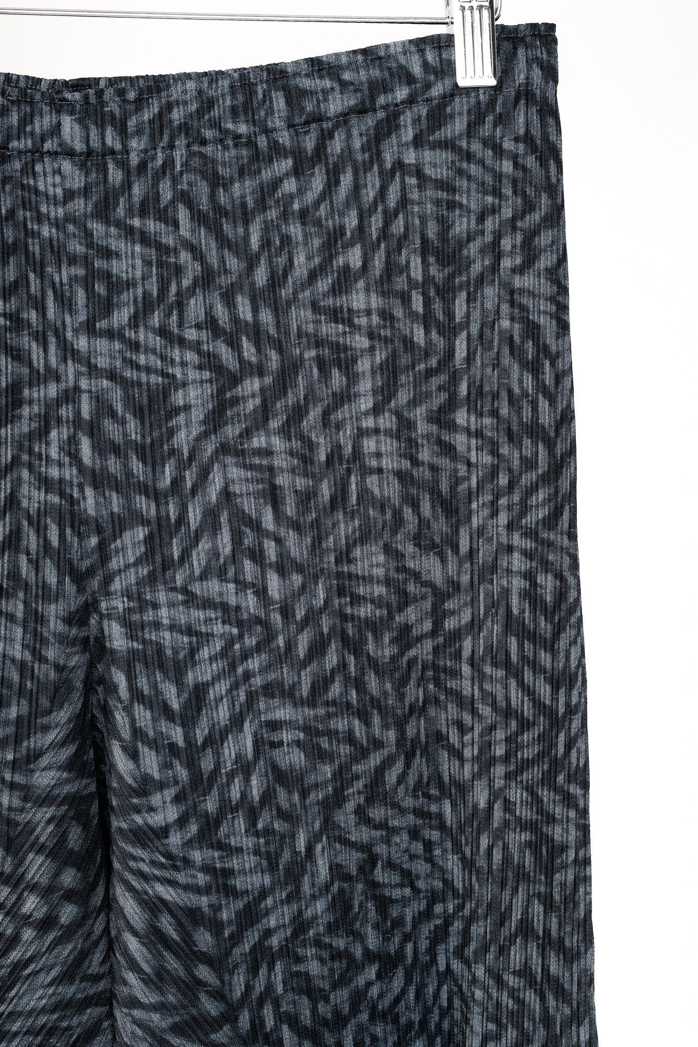 Issey Miyake × Pleats Please Issey Miyake Issey Miyake Pleats Please Grey Printed Belbottom Pants Size 27" / US 4 / IT 40 - 4 Thumbnail