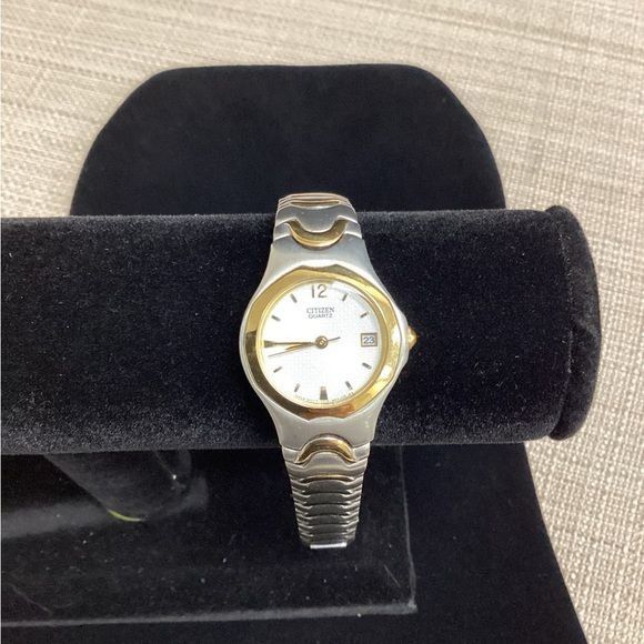 Citizens Woman’s Quartz Watch Beautiful Condition (363)