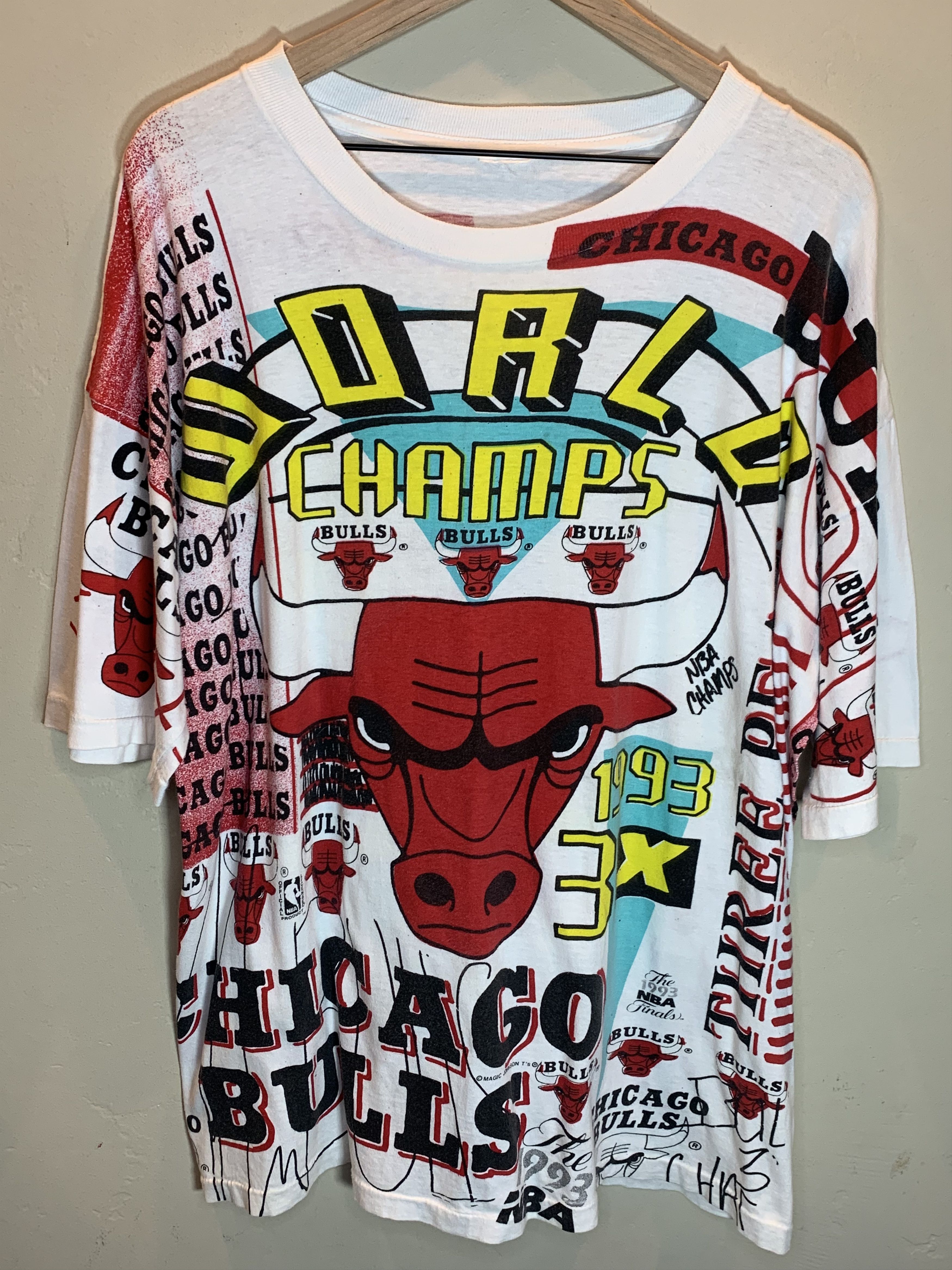 Vintage *RARE* Vintage 90s Chicago Bulls AOP NBA Magic Johnson Shirt Size US XL / EU 56 / 4 - 1 Thumbnail
