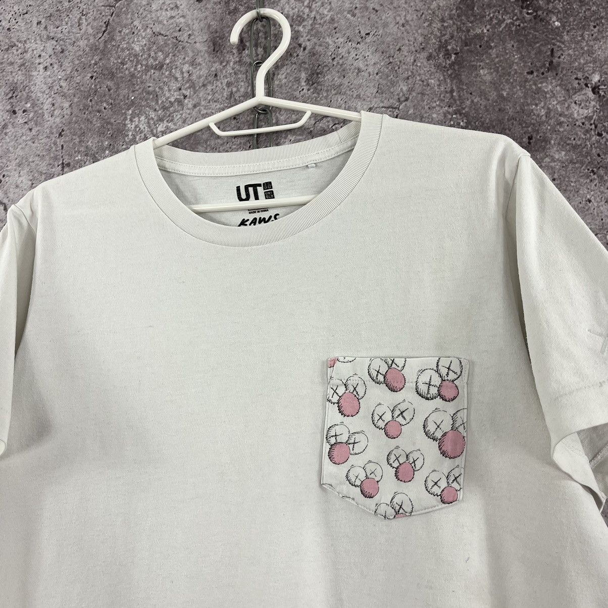 Kaws × Uniqlo Uniqlo x Kaws T-Shirt Pocket Logo Y2K White Size S Size US S / EU 44-46 / 1 - 5 Thumbnail