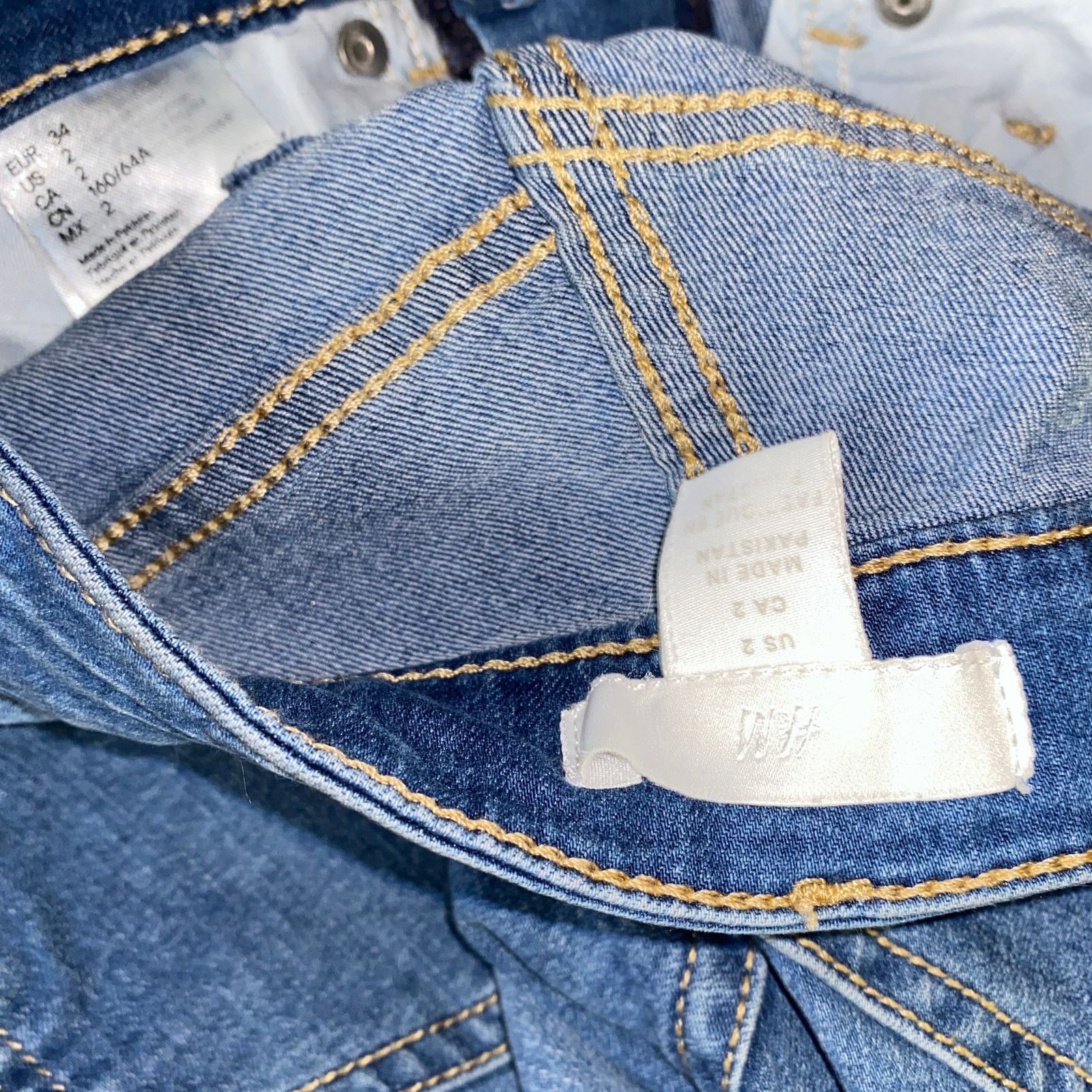 H&M H&M Medium Wash Blue Denim Cut-Off Jean Shorts 2 Size 26" / US 2 / IT 38 - 3 Thumbnail