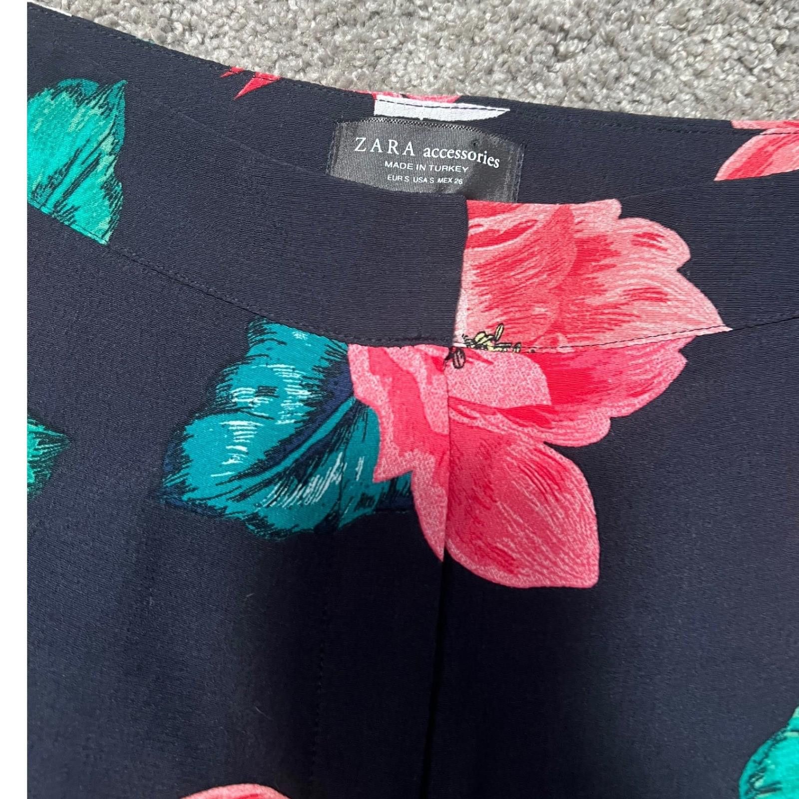 Zara Zara Floral Print Ruffle Hem Shorts Black Pink White Size S Size 28" / US 6 / IT 42 - 5 Thumbnail
