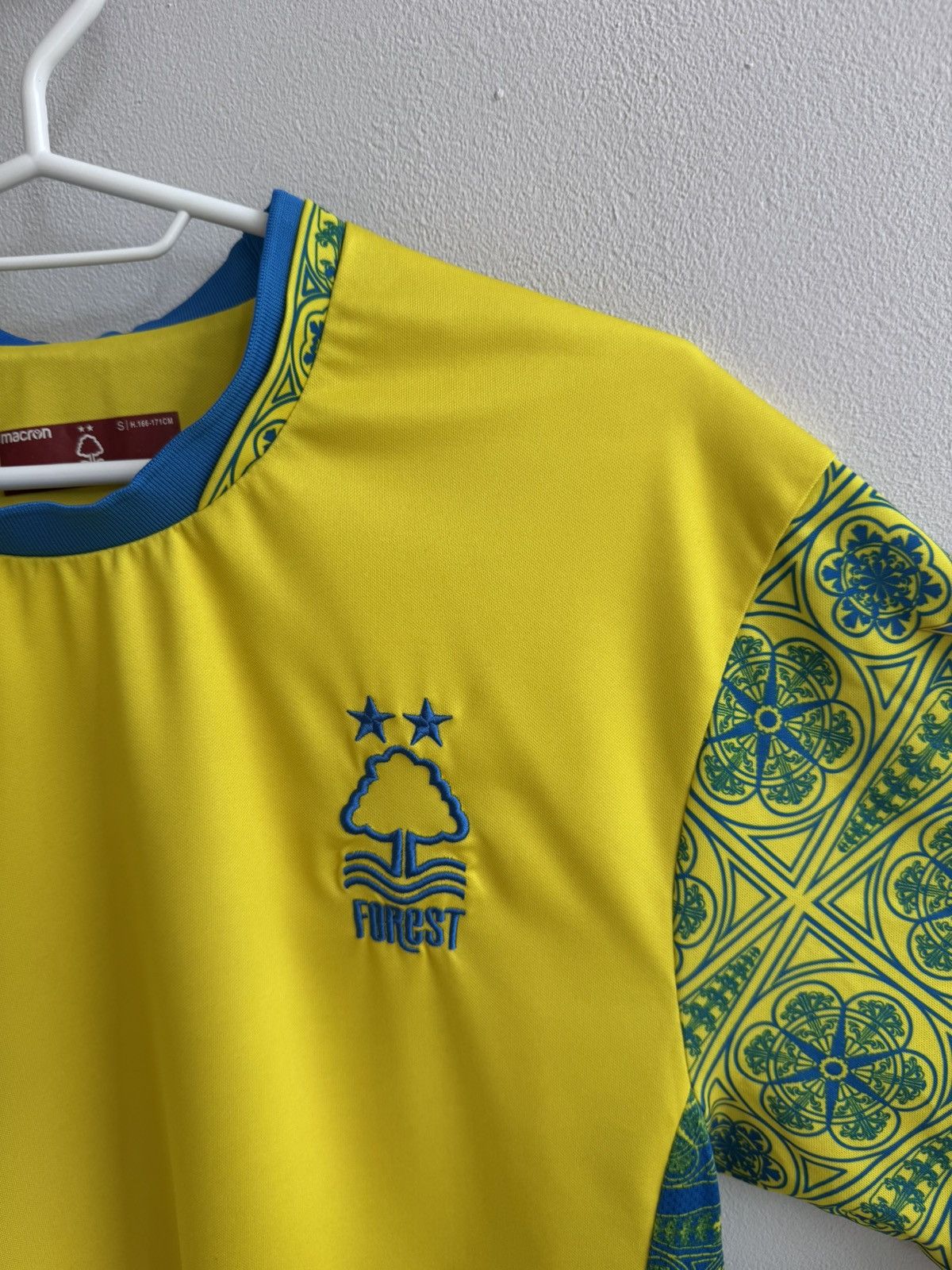 Macron NOTTINGHAM FOREST 2022 2023 FOOTBALL SOCCER SHIRT JERSEY Size US S / EU 44-46 / 1 - 6 Thumbnail