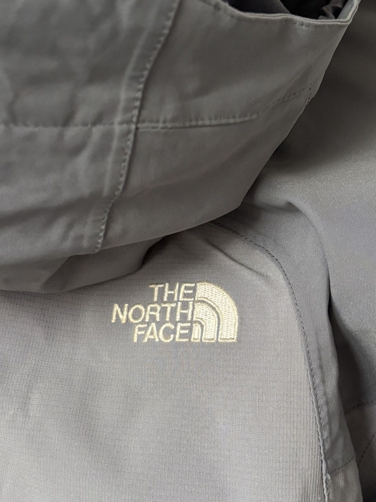 The North Face Vintage The North Face HyVent Ski Jacket Grey Red Size L Size US L / EU 52-54 / 3 - 9 Thumbnail