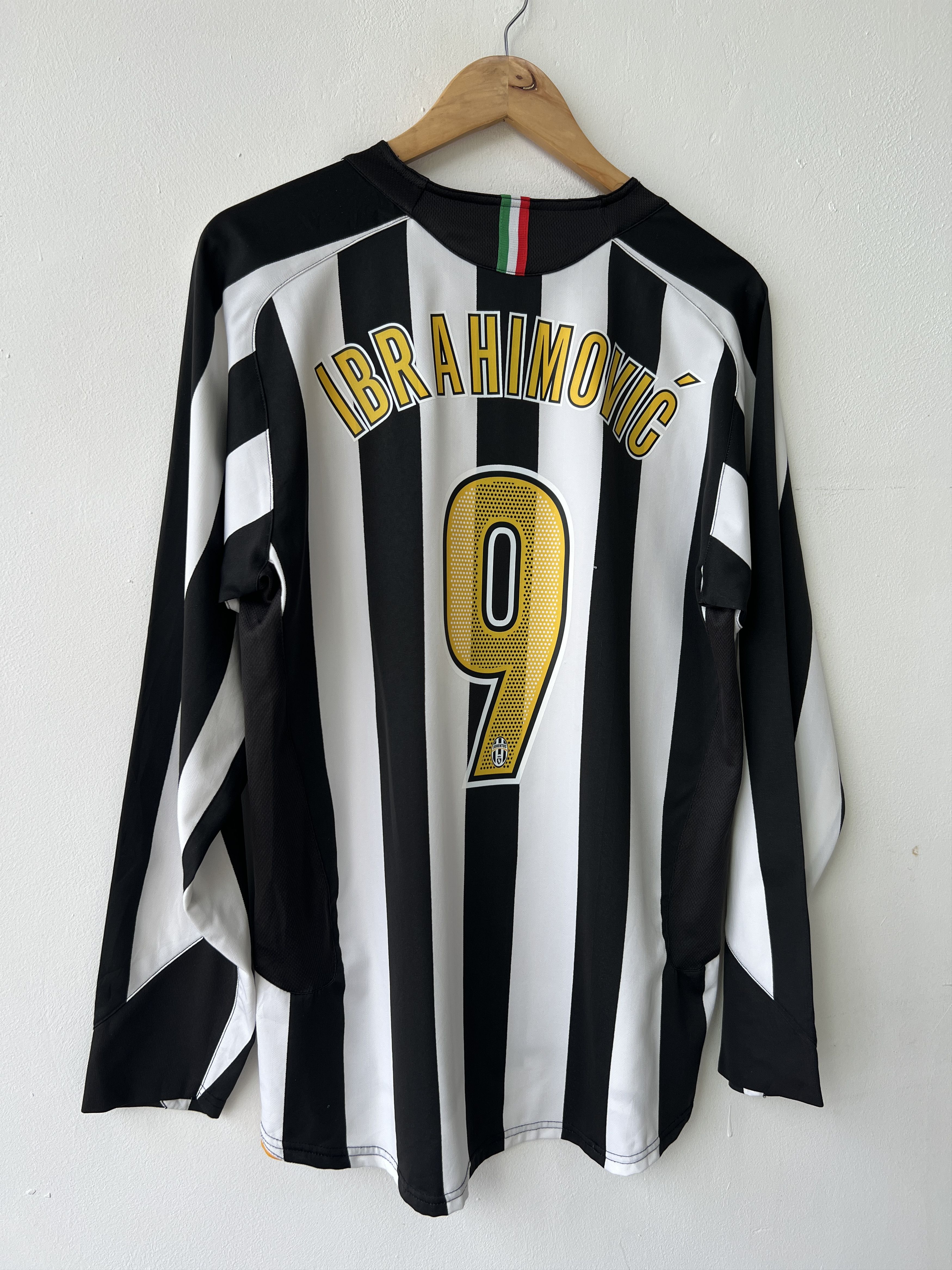 Nike (M) Juventus 2005-06 Home Long Sleeve Kit Ibrahimovic #9 Size US M / EU 48-50 / 2 - 11 Thumbnail