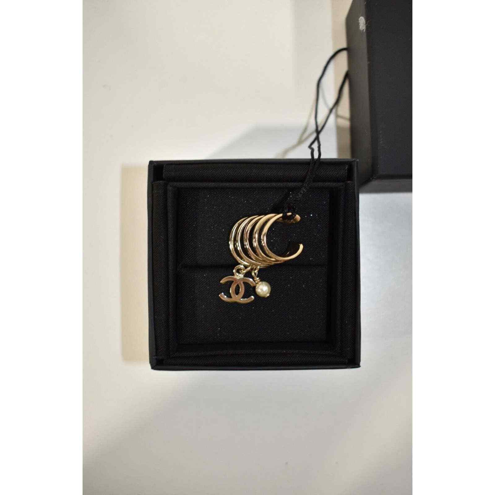Chanel Chanel Gold Pearl White Drop Statement Cuff Earring Jewel Size ONE SIZE - 6 Thumbnail