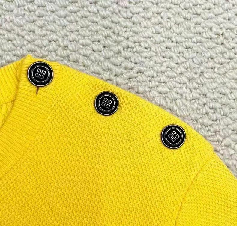 Givenchy Givenchy Lemon yellow embroidered letter 4G logo button kn Size US M / EU 48-50 / 2 - 5 Thumbnail