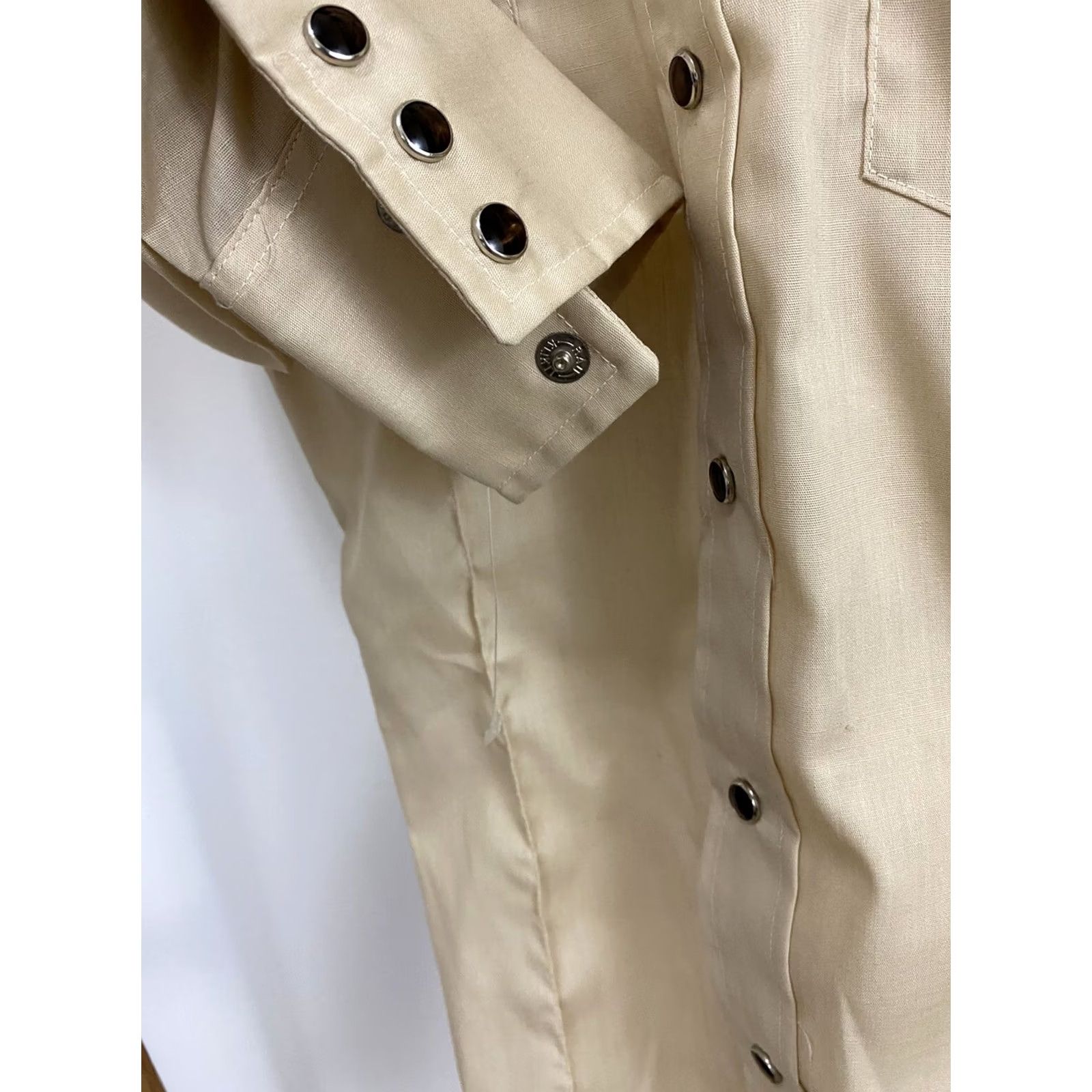 Wrangler VTG Wrangler Floral Rodeo Pearl Snap Single Needle Long Tail Shirt XS NWOT Mens Beige Floral Pattern 90s Rodeo Wrangler Pearl Snap Shirt XS Mens Size US XS / EU 42 / 0 - 5 Thumbnail