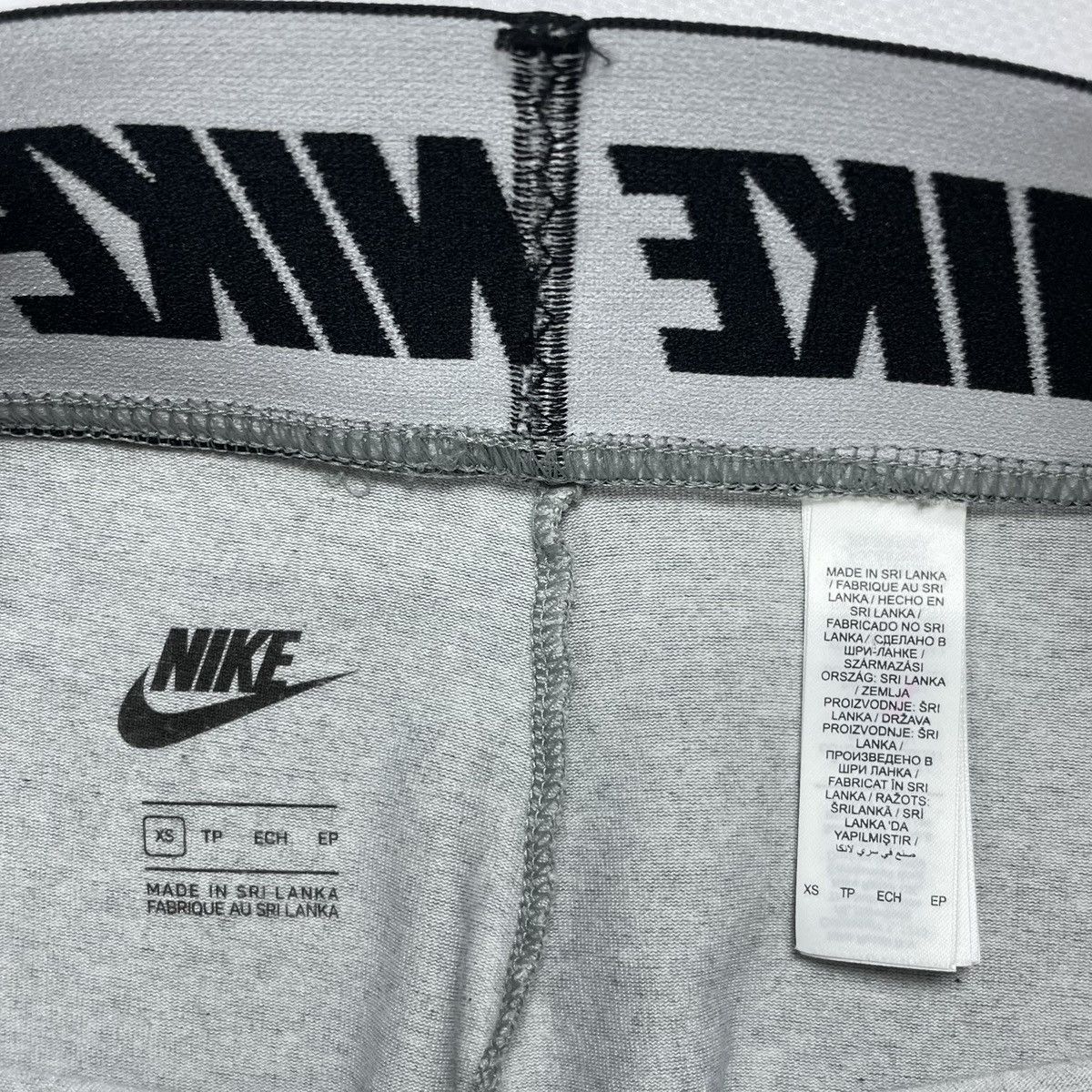 Nike Nike Sportswear Women's High-Rise Tight Fit Leggings Grey Size 26" / US 2 / IT 38 - 10 Thumbnail