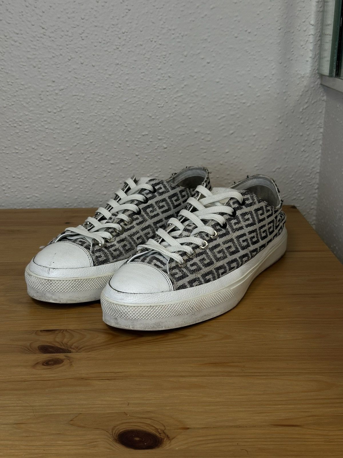 Givenchy Givenchy City Low Sneakers Size US 13 / EU 46 - 1 Thumbnail