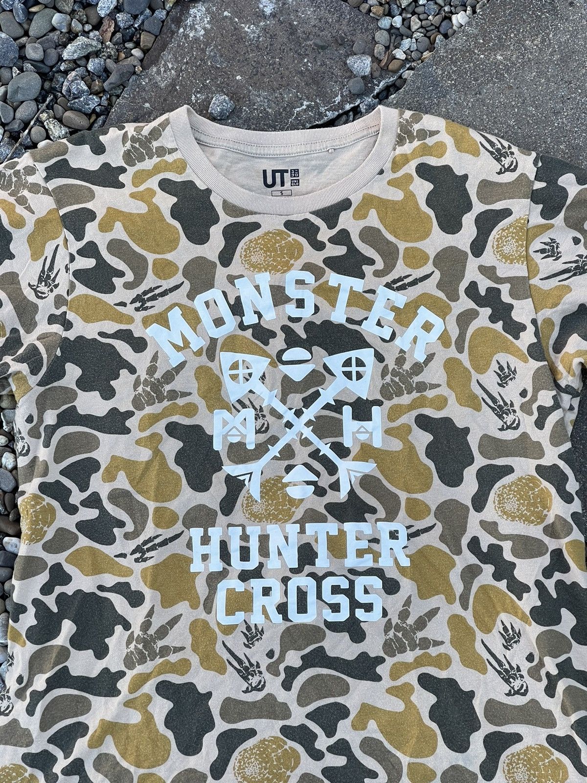 Japanese Brand × Uniqlo Uni Qlo x Monster Hunter Cross camo anime t-shirt tee Size US S / EU 44-46 / 1 - 3 Thumbnail