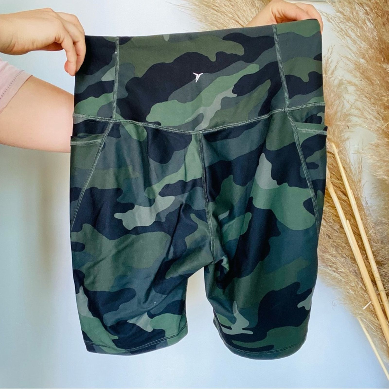 Old Navy OLD NAVY Olive Green Black Camo Print High Rise Biker Shorts Size 30" / US 8 / IT 44 - 4 Thumbnail