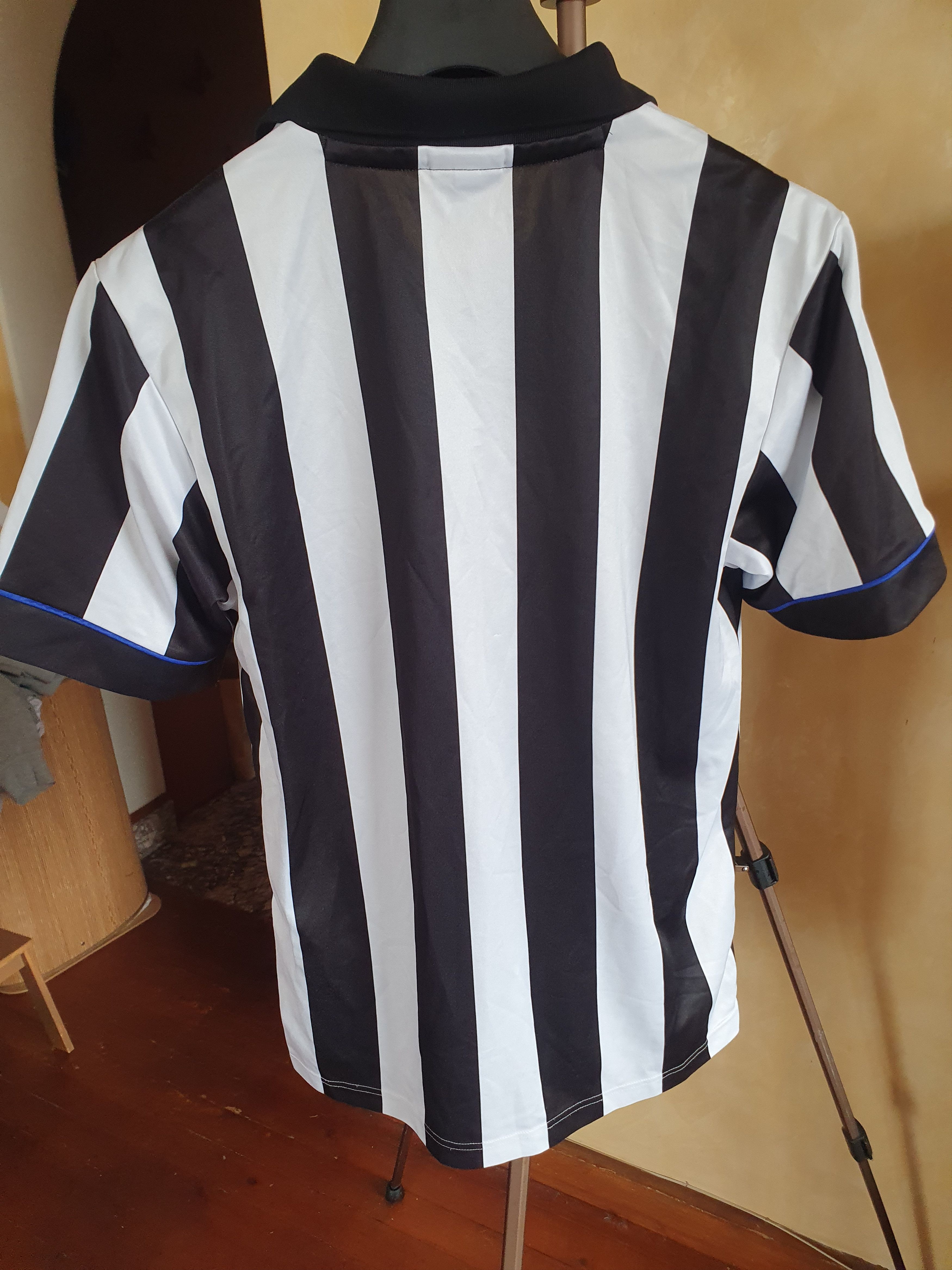 Other Newcastle United Score Draw Official Retro Jersey sz M Size US M / EU 48-50 / 2 - 7 Thumbnail