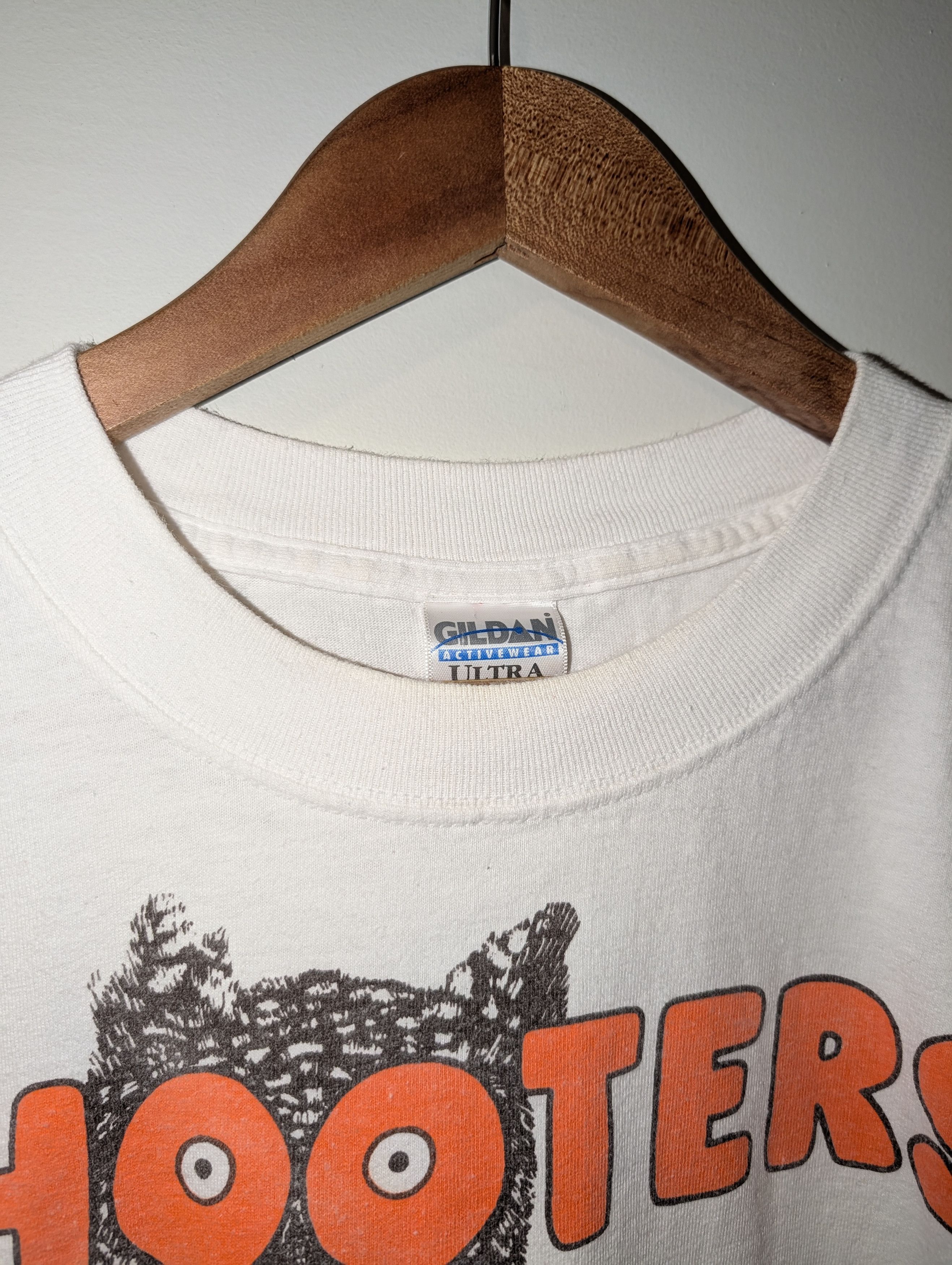 Gildan Vintage Y2K Hooters Delightfully Tacky Merrillville T-Shirt Size US XL / EU 56 / 4 - 4 Thumbnail