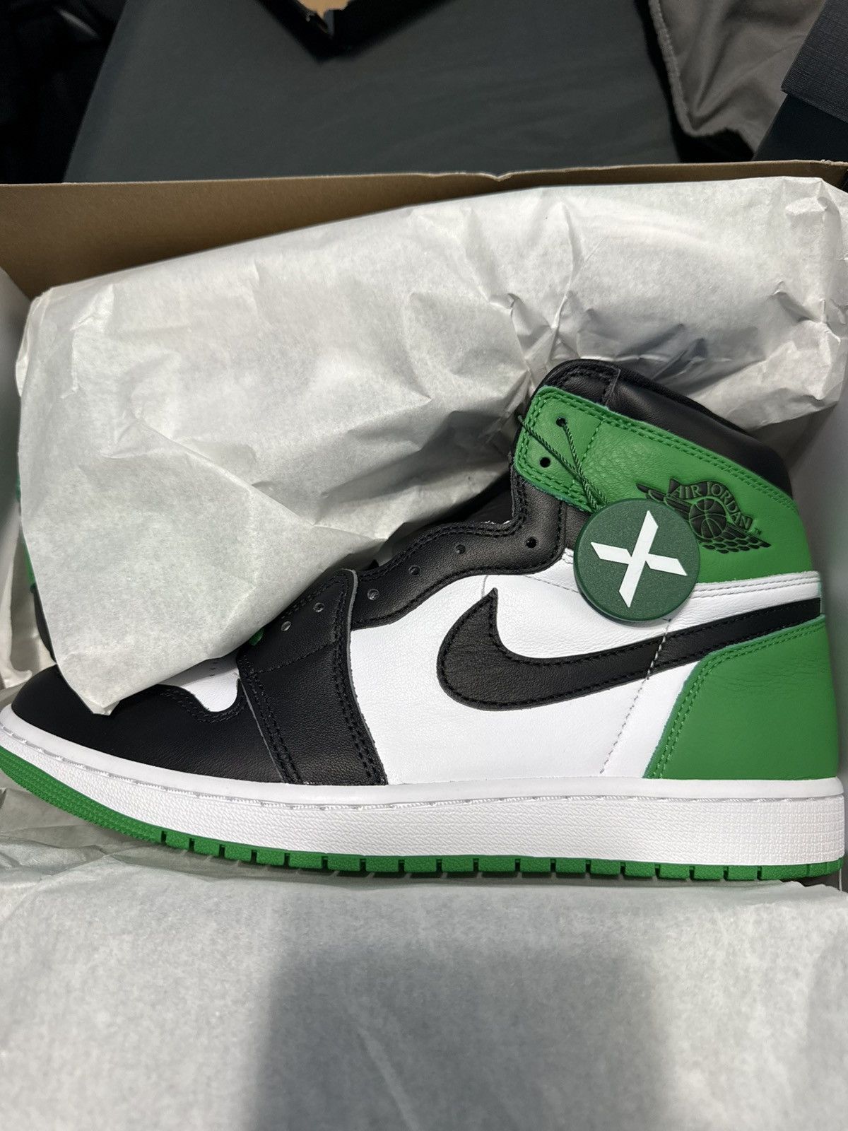 Nike Air Jordan 1 Retro HIGH OG Lucky Green Size US 10.5 / EU 43-44 - 9 Thumbnail