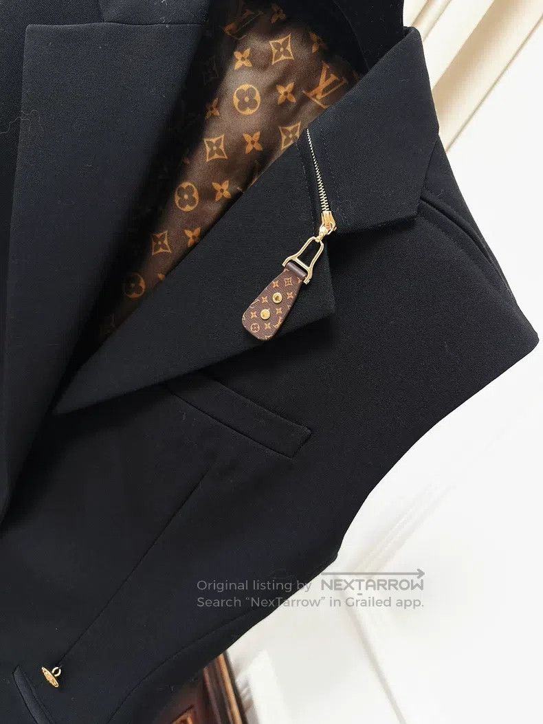 Louis Vuitton Louis Vuitton Sleeveless blazer in dark blue solid color w Size XS / US 0-2 / IT 36-38 - 3 Thumbnail