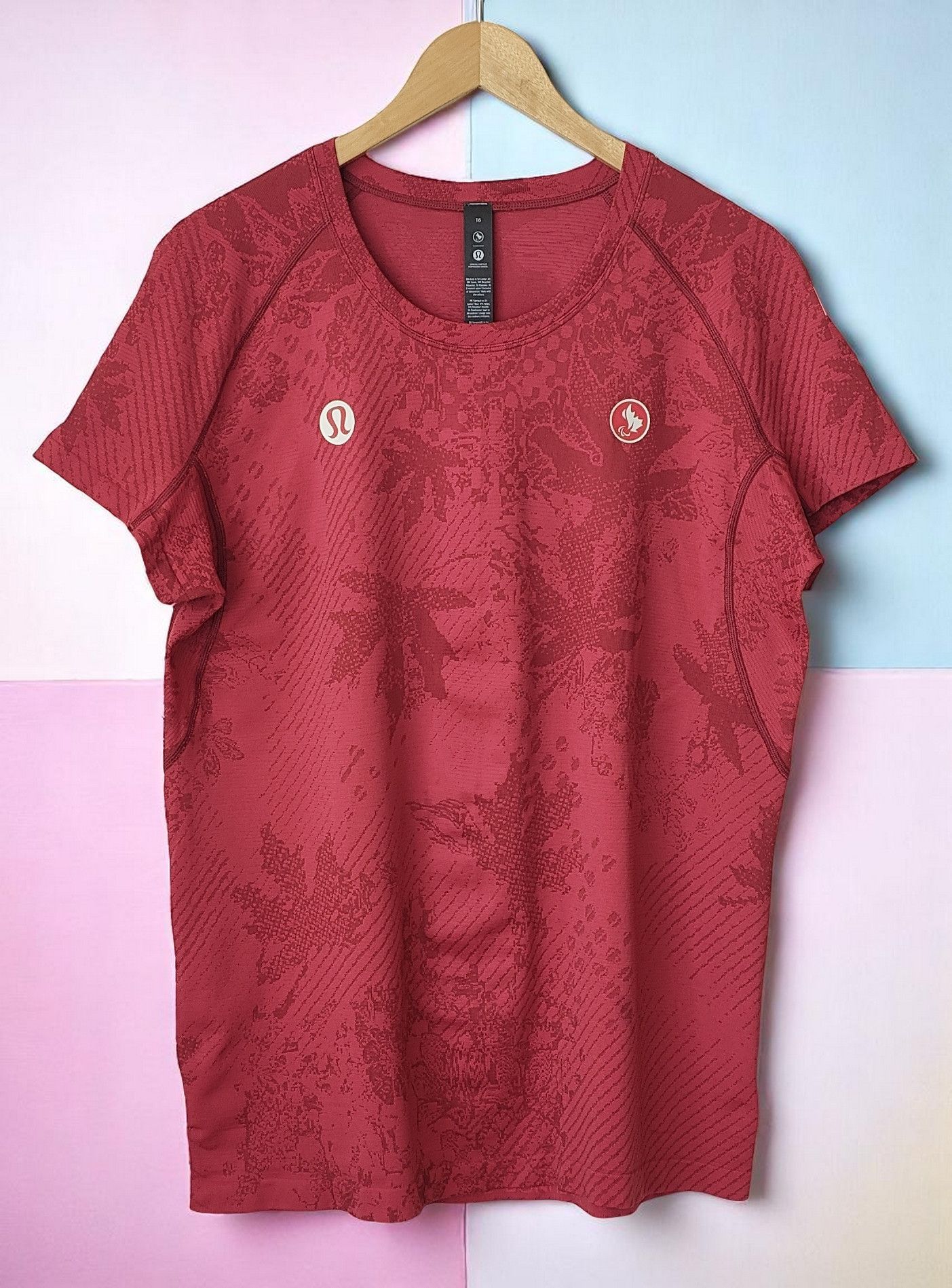 Lululemon Lululemon Team Canada Official Active Tshirt Size US L / EU 52-54 / 3 - 1 Thumbnail