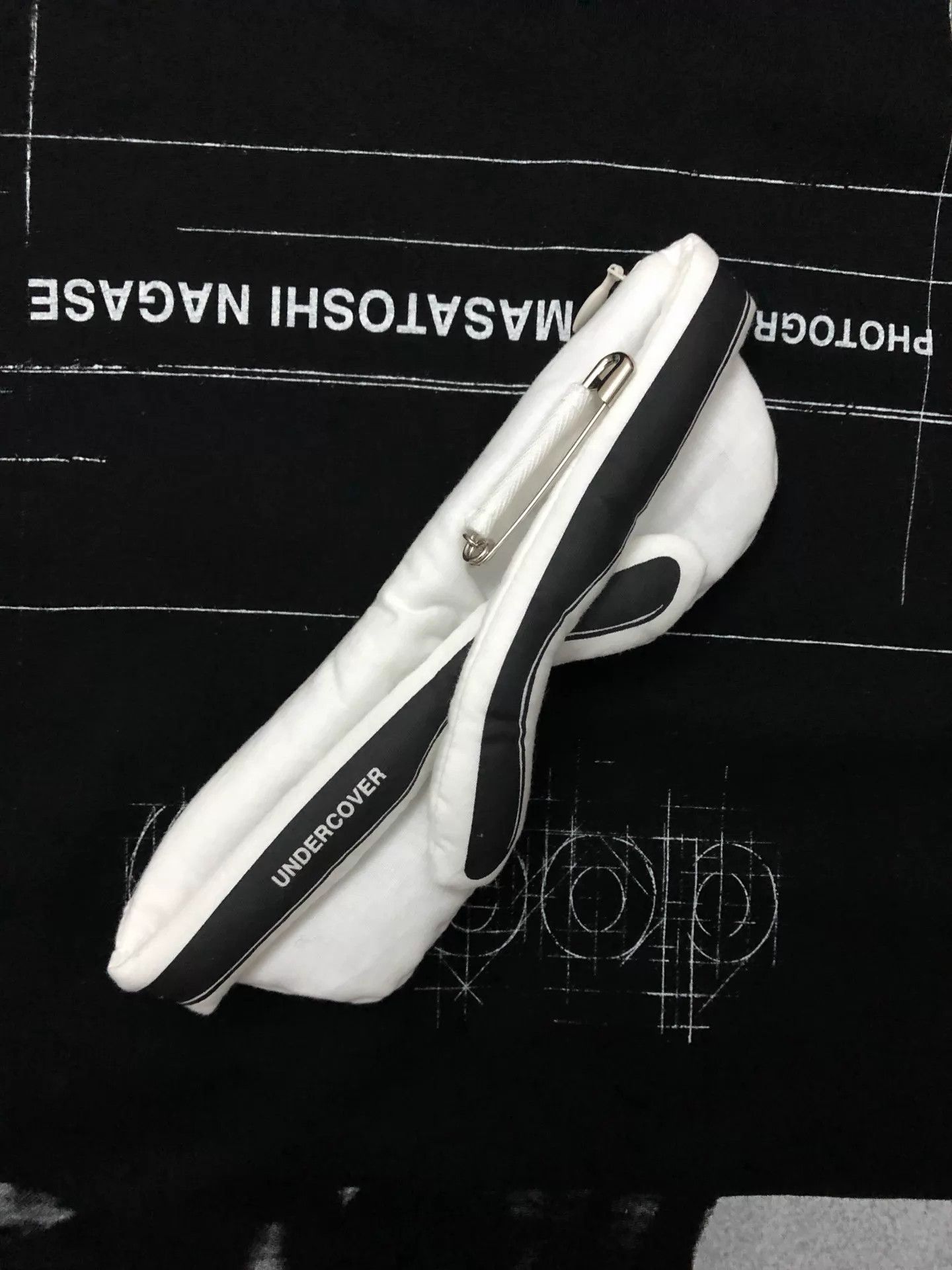 Undercover Undercover decorative round head pin & glasses case Size ONE SIZE - 8 Thumbnail