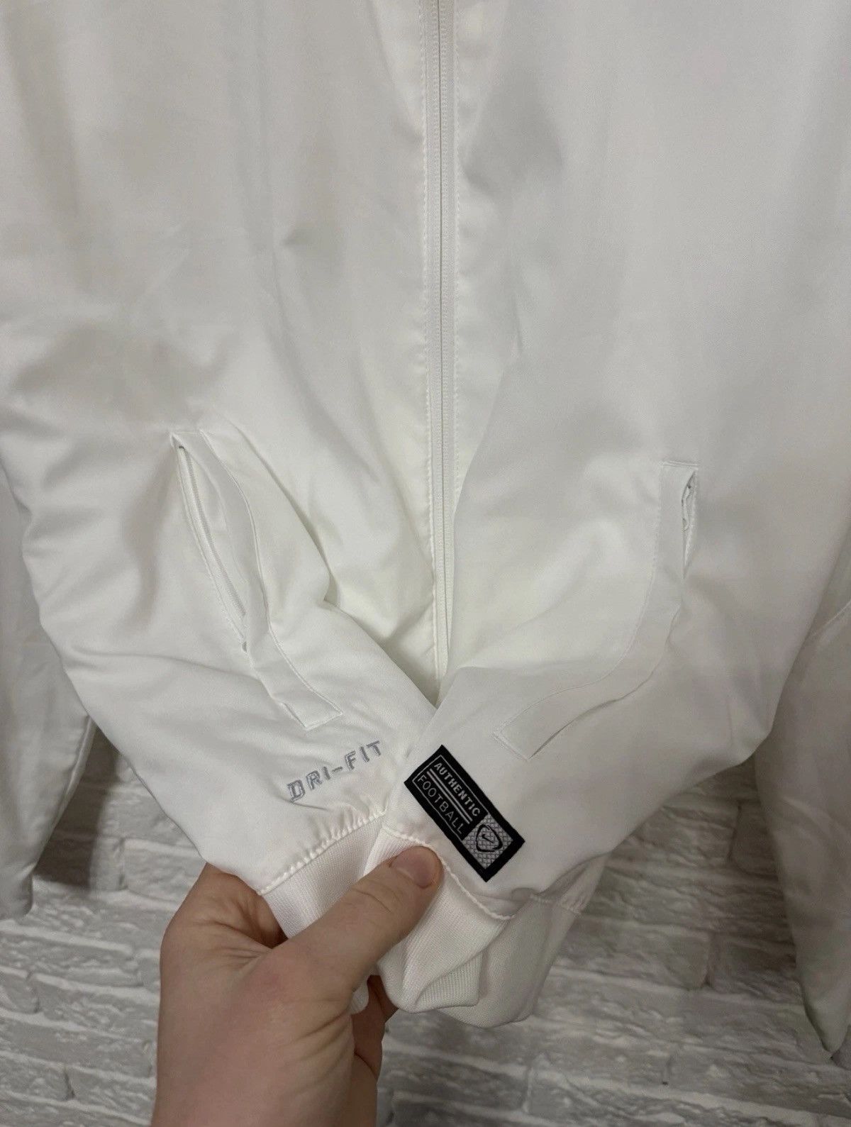 Nike Vintage Nike Manchester City Brand New Nylon Track Jacket Size US L / EU 52-54 / 3 - 3 Thumbnail