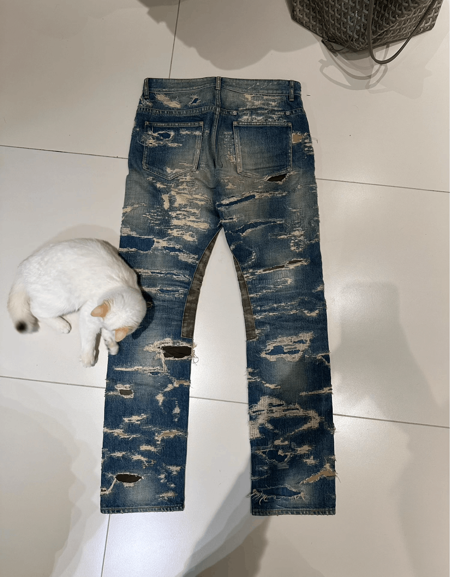 Givenchy Givenchy MMW boro OG distressed jeans 30 9.8/10 (2w) Size US 30 / EU 46 - 2 Thumbnail