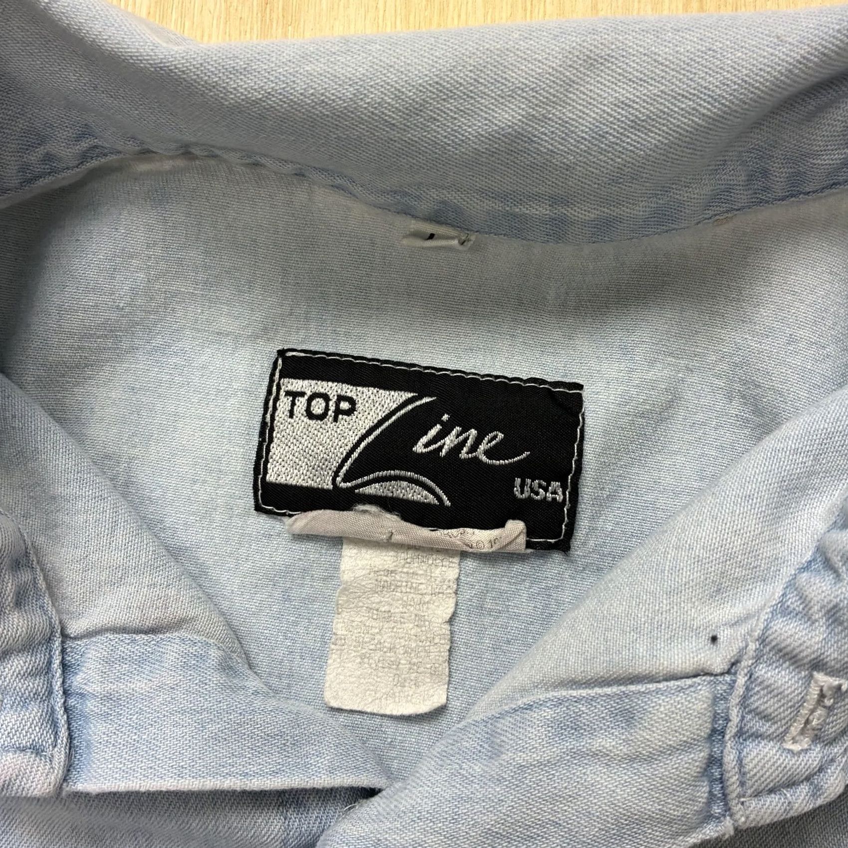 Vintage Vintage Looney Tunes Mens Large Blue Chambray Long Sleeve Button-Up Distressed Size US L / EU 52-54 / 3 - 6 Thumbnail