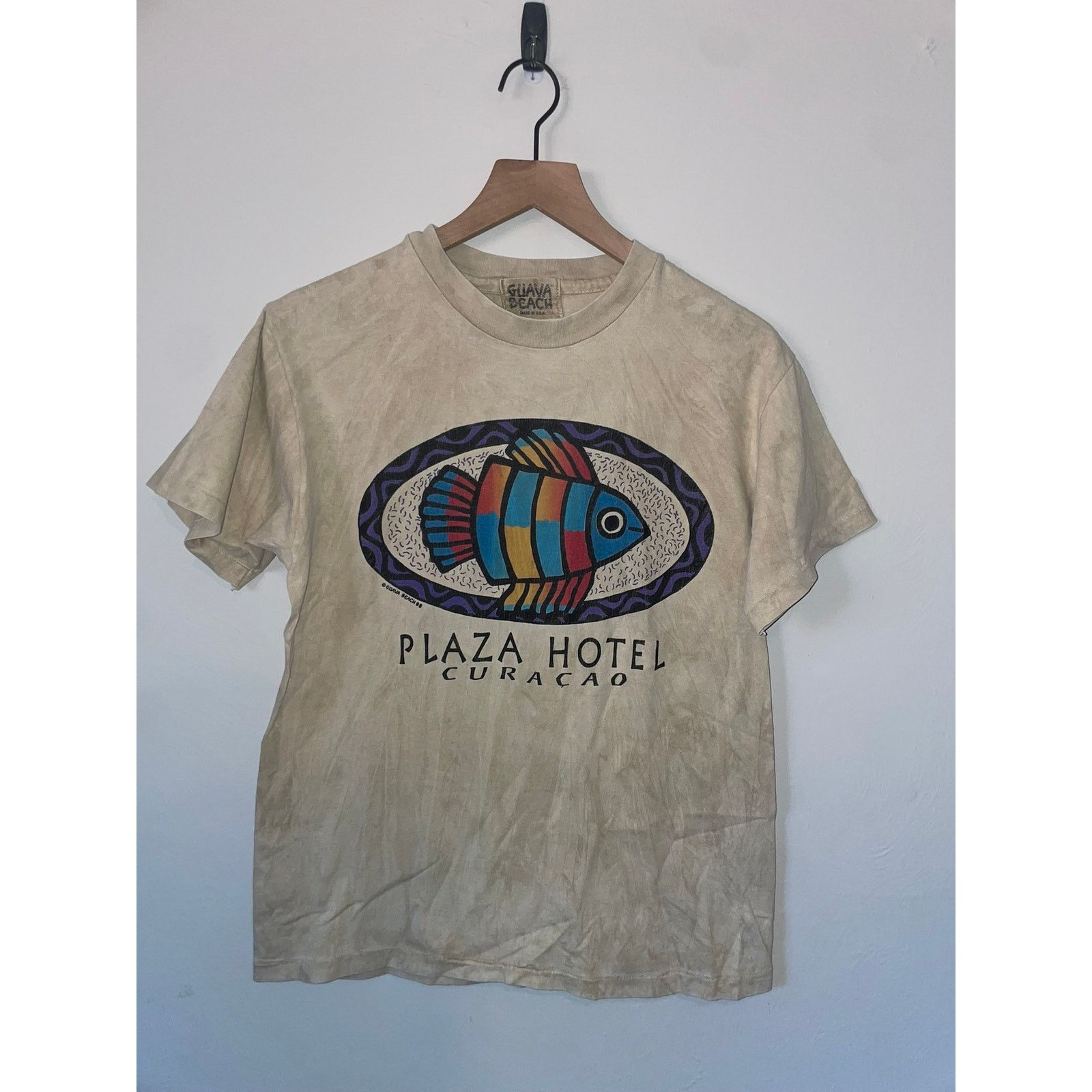 Vintage Vintage Guava Beach Shirt Curacao Plaza Hotel Fish Tee 90s Size US M / EU 48-50 / 2 - 1 Thumbnail