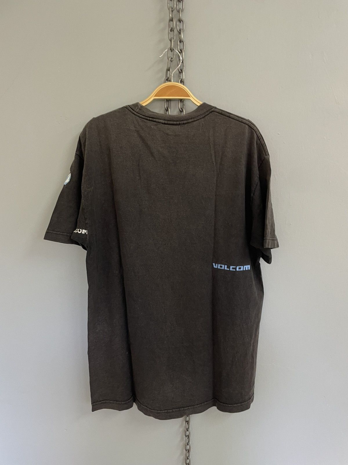 Vintage Vintage Y2K Volcom sunfaded t shirt Size US L / EU 52-54 / 3 - 2 Thumbnail