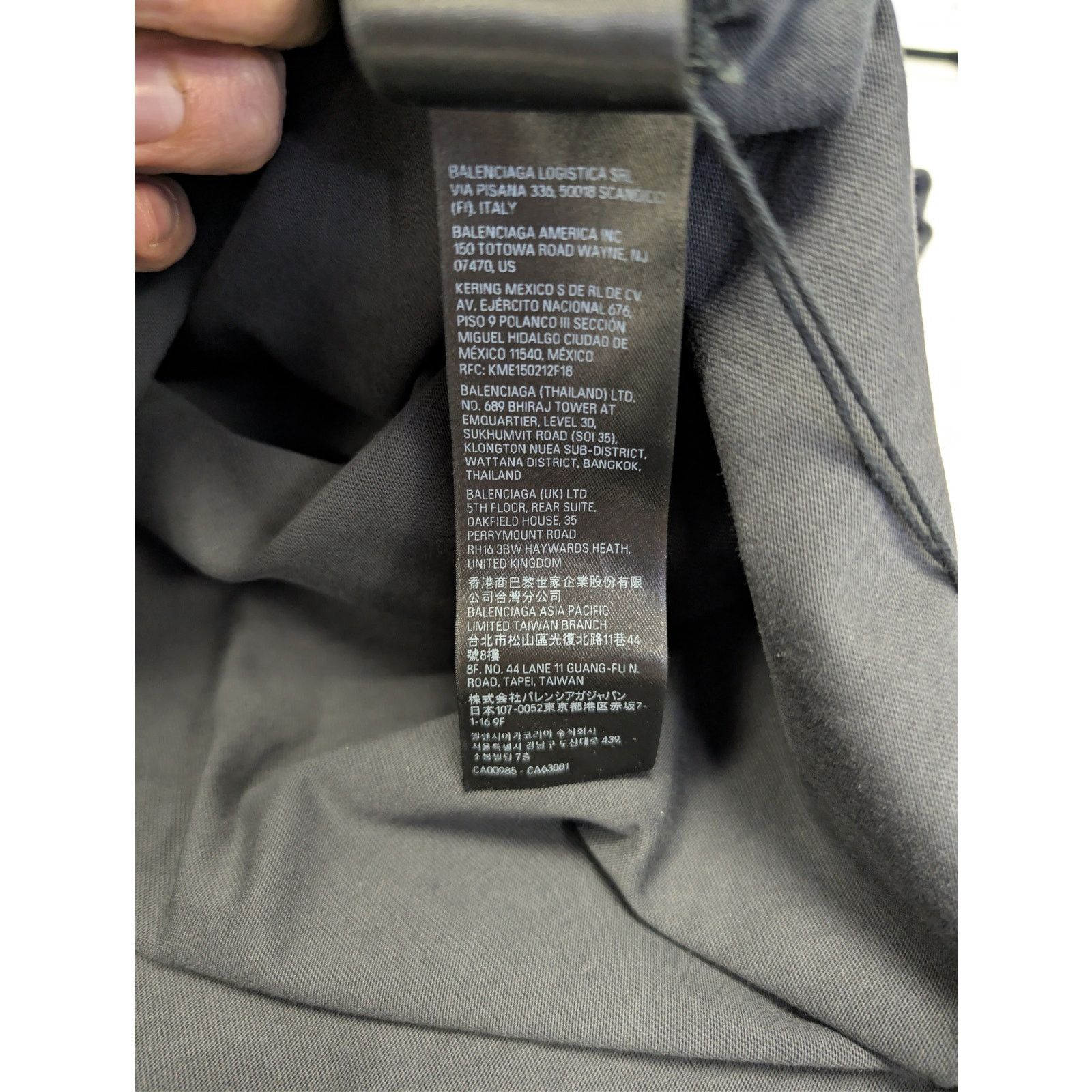 Balenciaga o1rshd1 Metal BB Vintage Jersey L/S Large Fit T-Shirt Black Size US S / EU 44-46 / 1 - 21 Thumbnail
