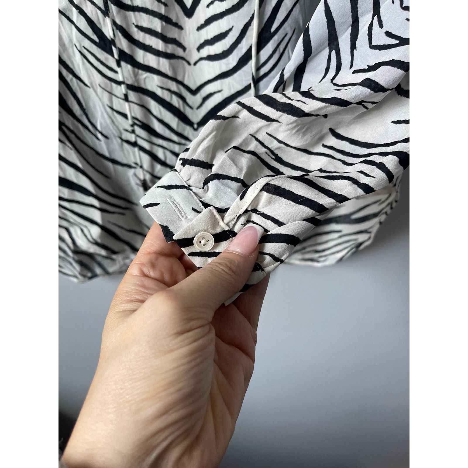 Designer × Haute Hippie Haute Hippie Zebra Print Silk Crepe de Cine Blouse Size S / US 4 / IT 40 - 5 Thumbnail
