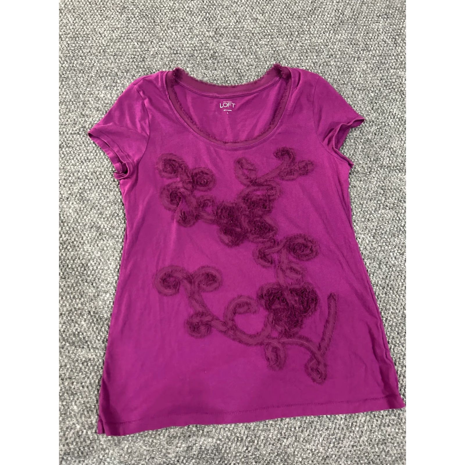 Ann Taylor Loft Blouse Womens L Purple Floral Textured Applique Short Sleeve Round Neck Pullover Casual Knit Polyester Size L / US 10 / IT 46 - 2 Thumbnail