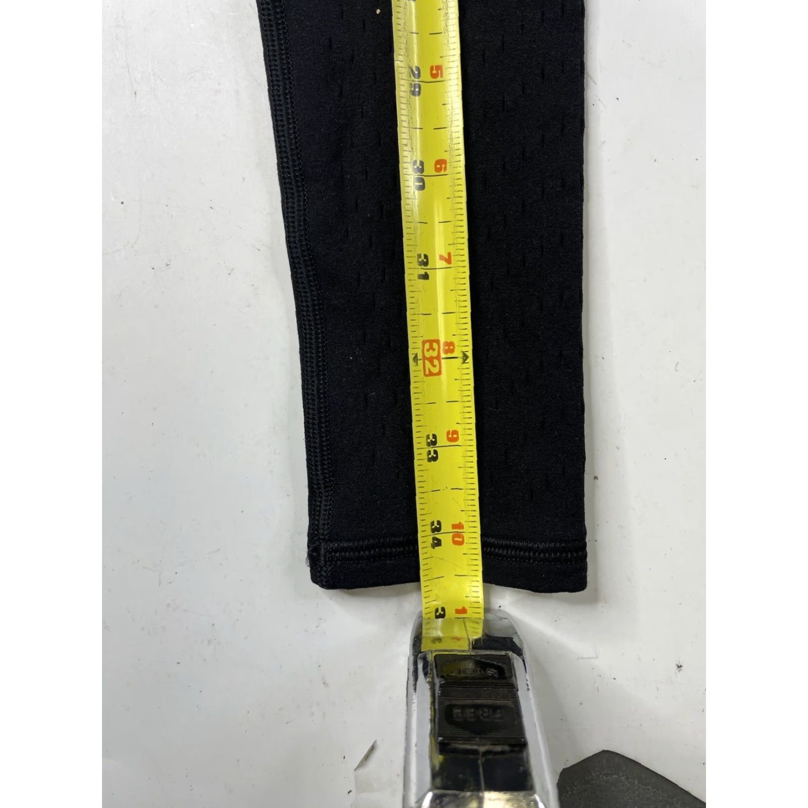 Lululemon Lululemon Leggings 4 Women Slim Perforated Black Ankle Length Activewear Footless Stretch Compression Skinny Pull On Size 27" / US 4 / IT 40 - 7 Thumbnail