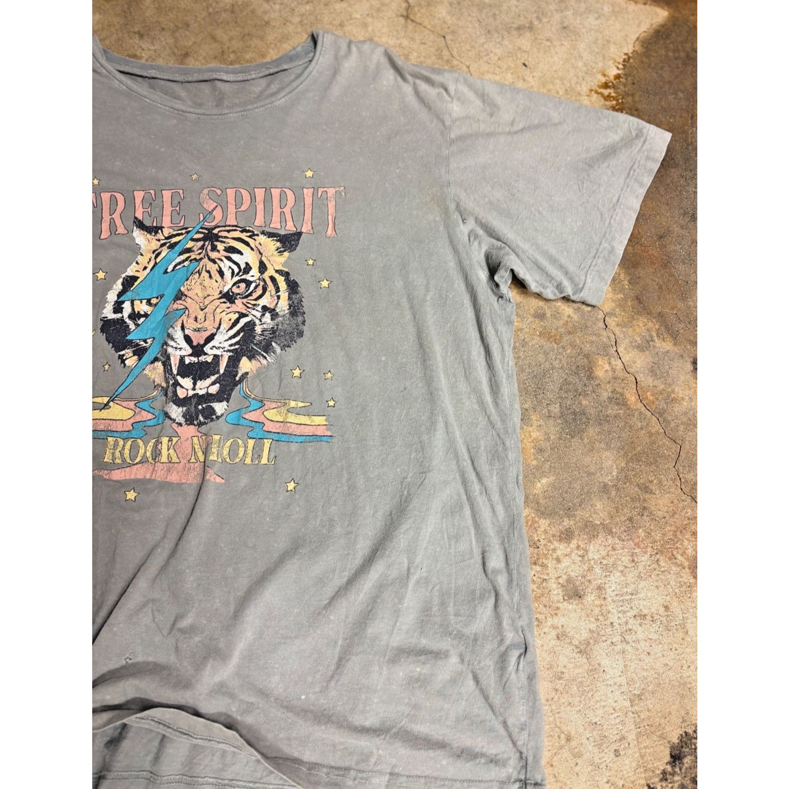Vintage Vintage x Retro Women's Free Spirit Tiger Graphic T-Shirt Size M / US 6-8 / IT 42-44 - 4 Thumbnail