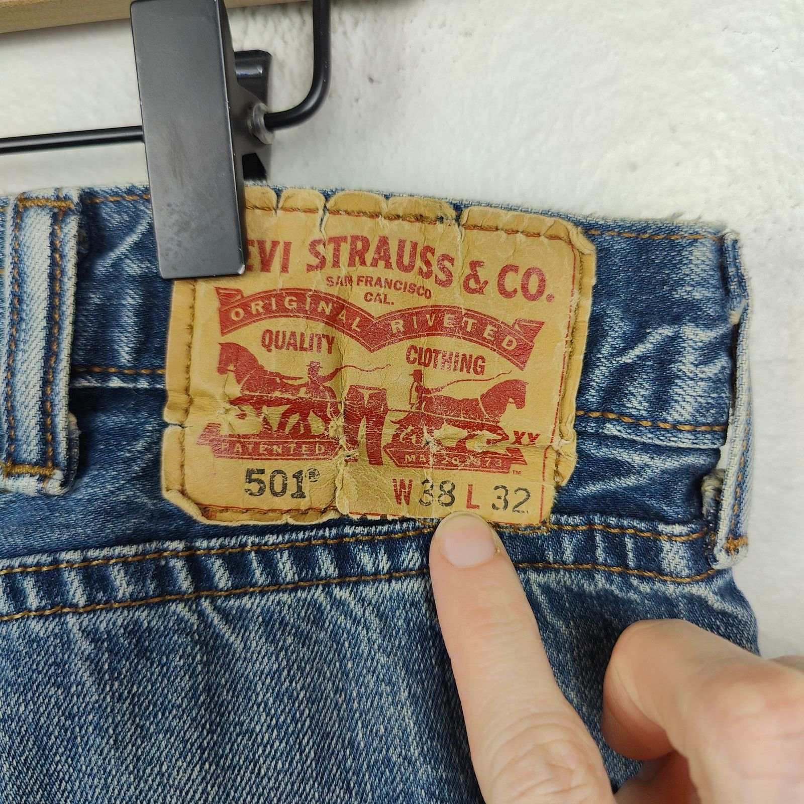Levi's Vintage 90s Levi's 501 Jeans Mens 38x32 Medium Wash Size US 38 / EU 54 - 5 Thumbnail