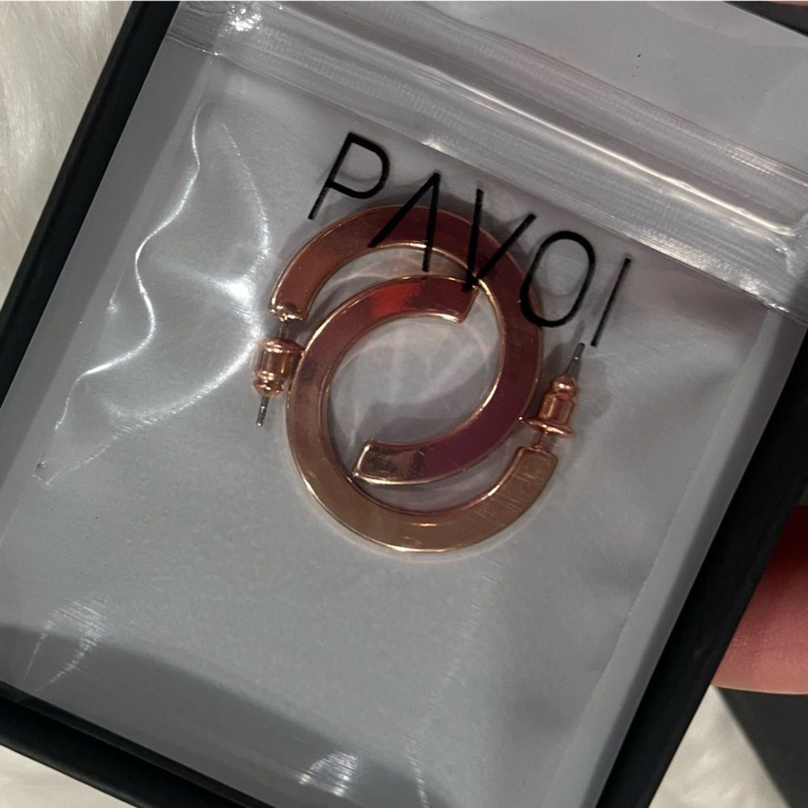 Vintage NWB PAVOI 14K Rose Gold Plated Infinity Hoop Earrings 4mm Size ONE SIZE - 3 Thumbnail