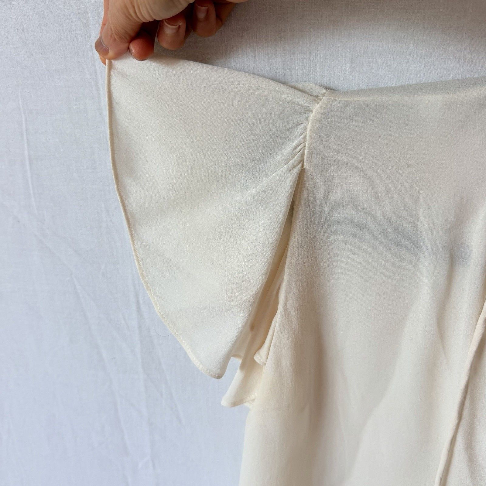 Carolina Herrera Carolina Herrera 100% Silk Ivory Flutter Sleeve Blouse Top Size M / US 6-8 / IT 42-44 - 4 Thumbnail
