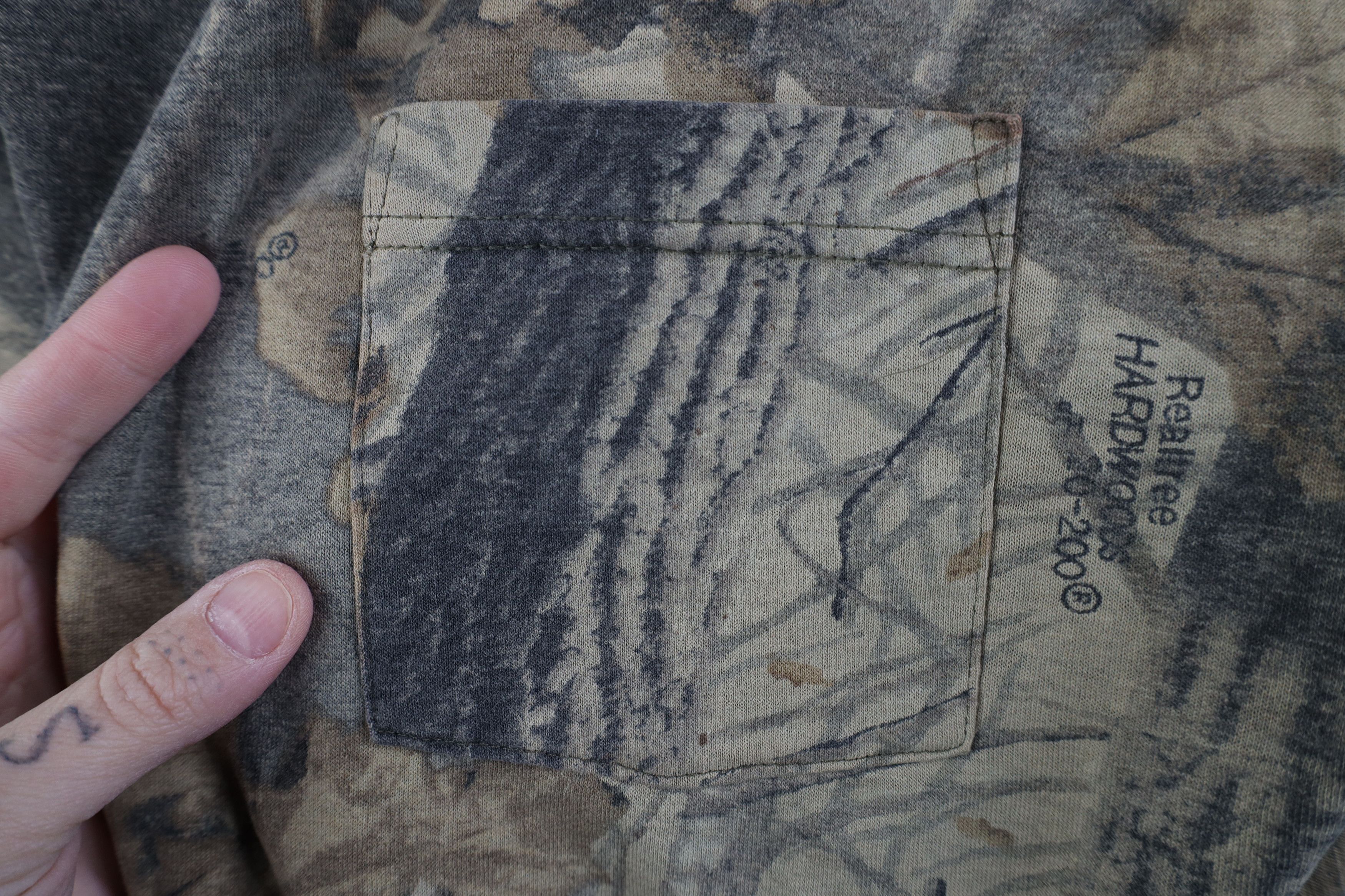Vintage Vintage 90s Streetwear Realtree Camouflage Pocket T-Shirt Size US L / EU 52-54 / 3 - 4 Thumbnail