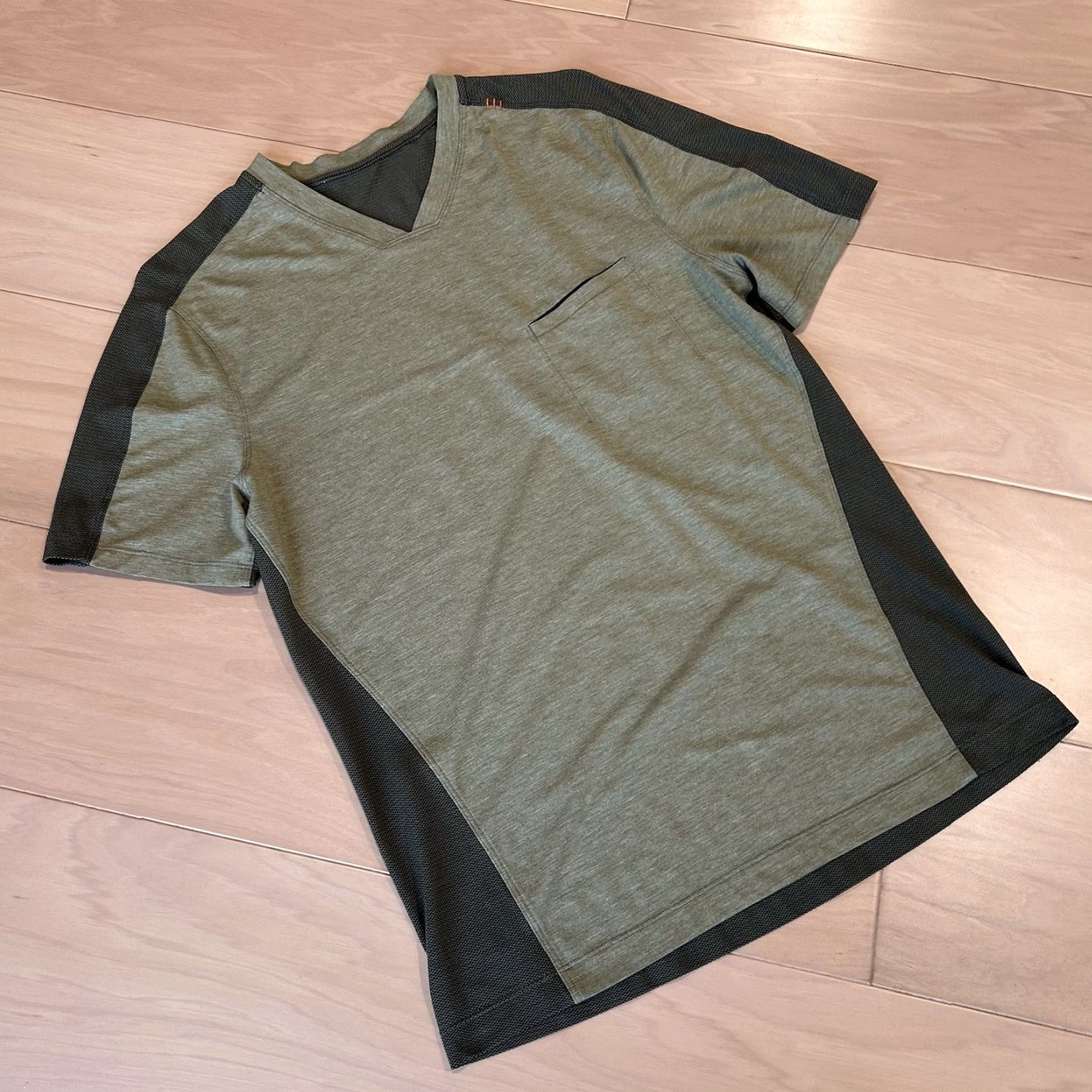 Lululemon Lululemon Pocket Tee V-Neck Short Sleeve Men’s Medium Green Solid Regular Performance Tee Sports Athleisure Mens Size US 31 - 2 Thumbnail