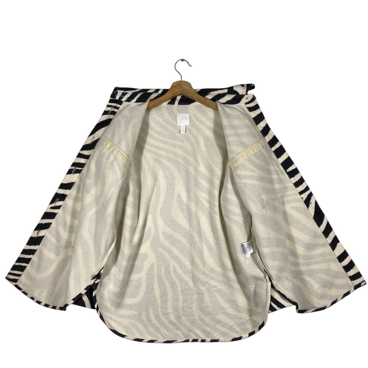 H&M Japanese Brand Light Beige Zebra Print Felted Shirt jacket Size S / US 4 / IT 40 - 6 Thumbnail