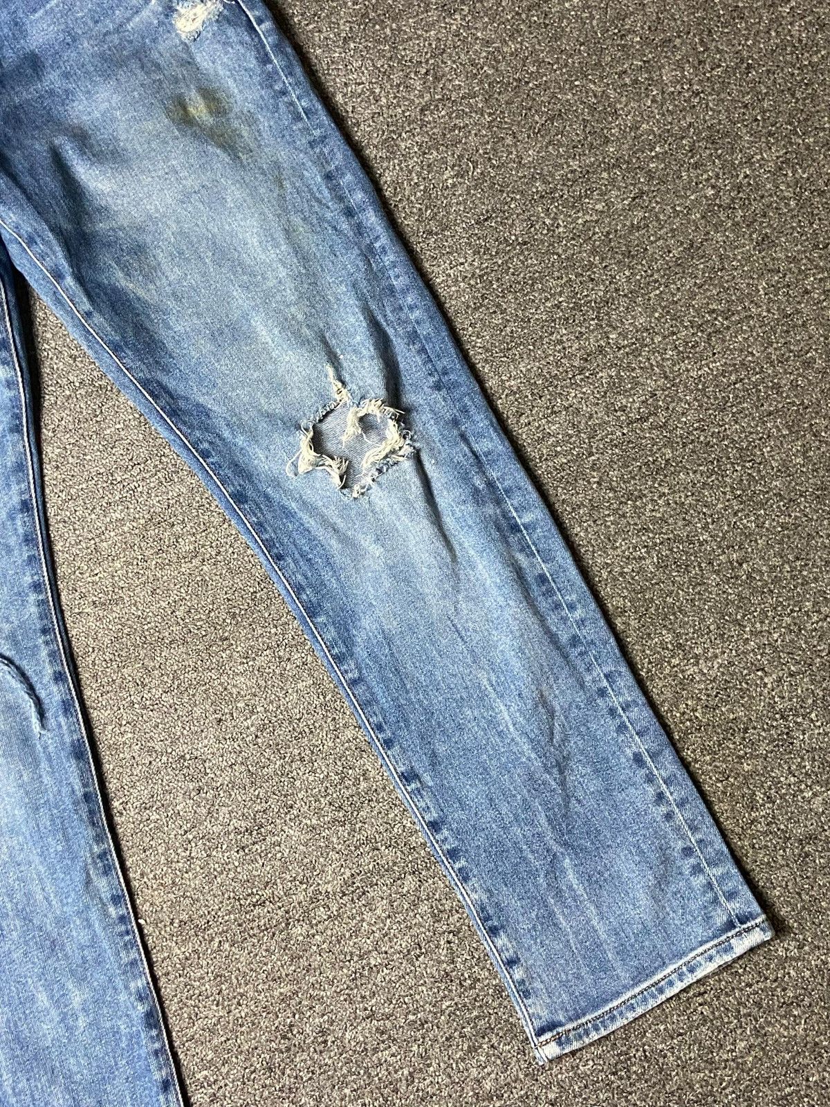 Uniqlo UNIQLO Distressed Denim Ripped Jeans (139) Size US 34 / EU 50 - 8 Thumbnail