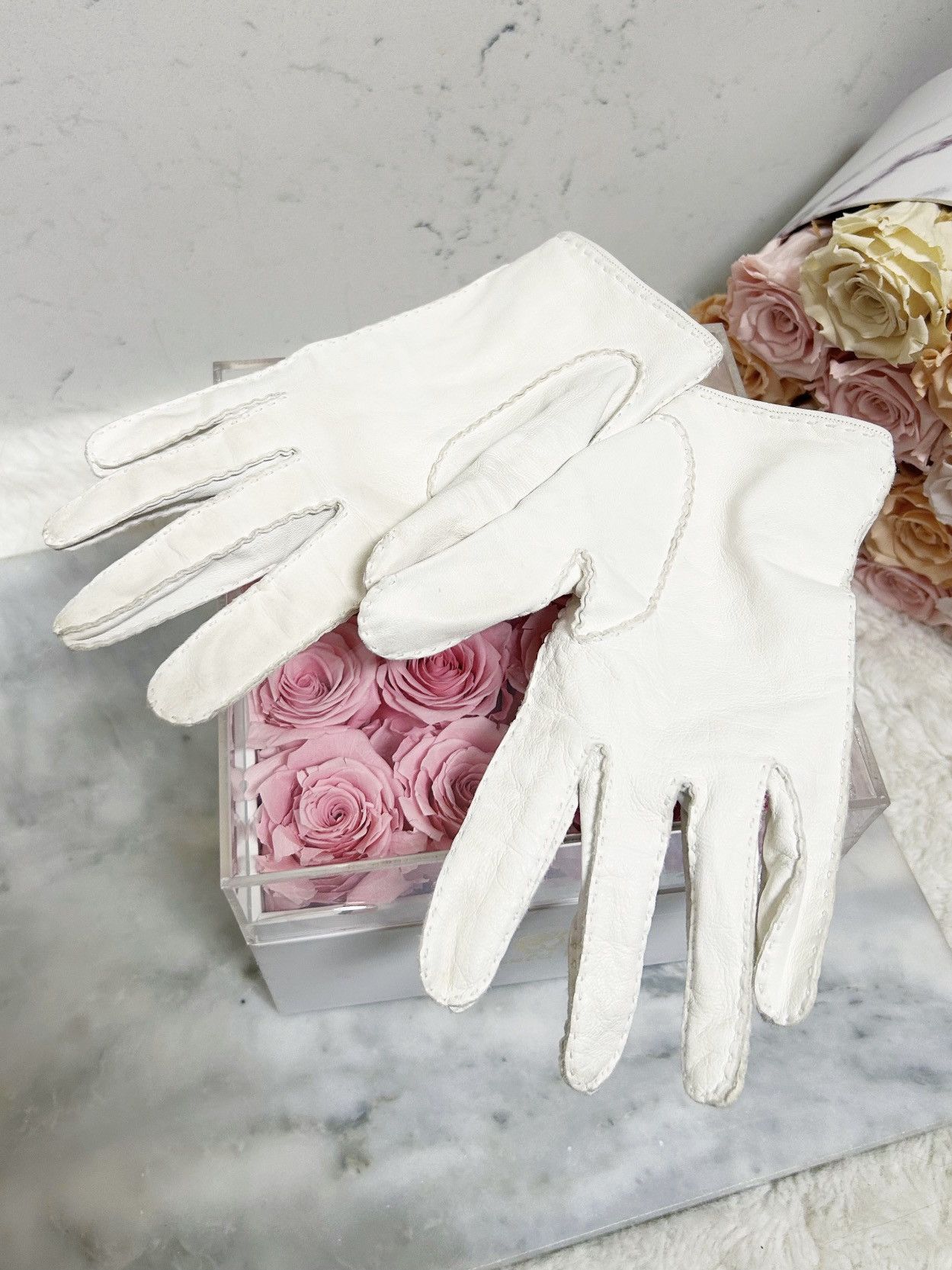 Bottega Veneta Authentic Bottega Veneta White Lambskin Driving Gloves Size ONE SIZE - 11 Thumbnail