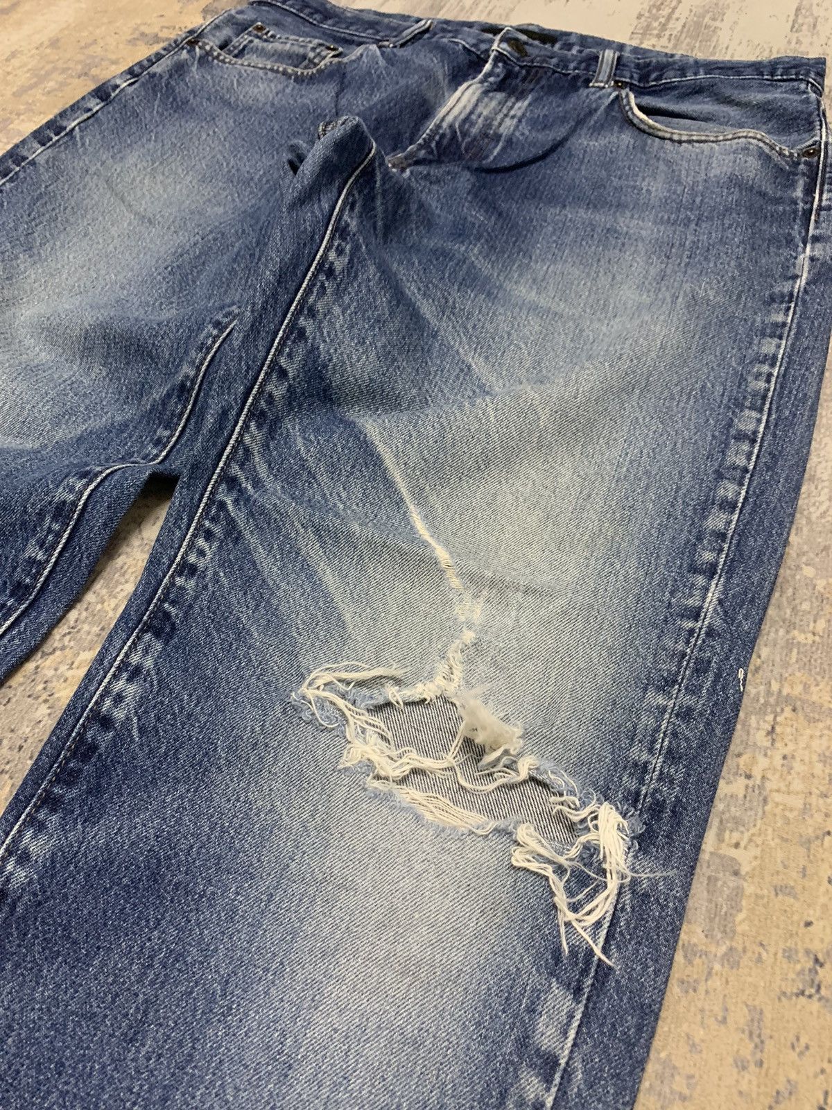 Japanese Brand Vintage Uniqlo Distressed Faded Blue Straight Leg Denim Jean Size US 35 - 6 Thumbnail