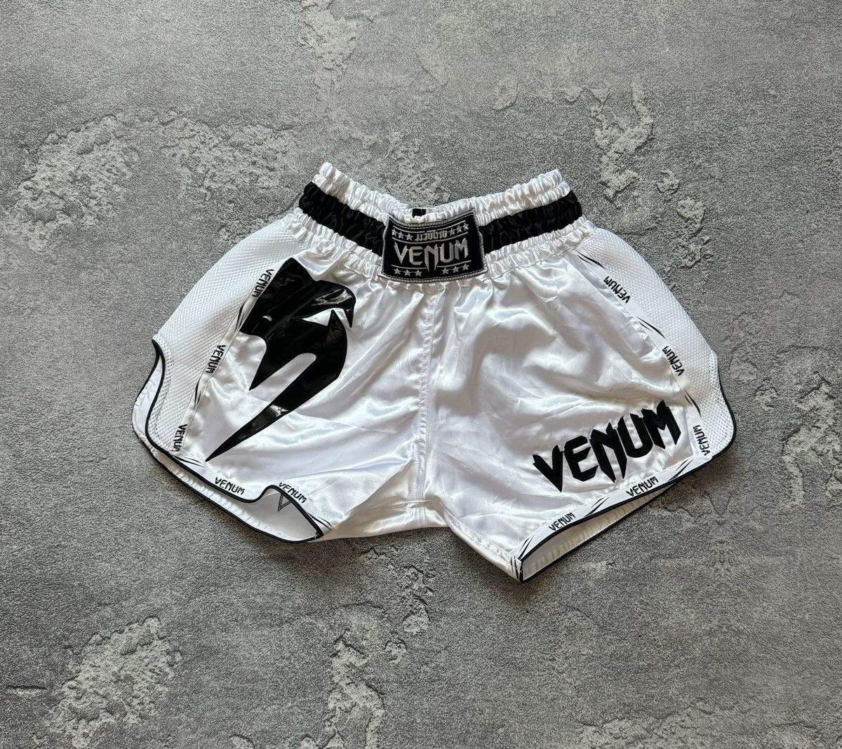 Vintage Venum M big logo shorts 🩳 kick boxing 🥊 Muay Thai karate 🥋 Size US 34 / EU 50 - 4 Thumbnail