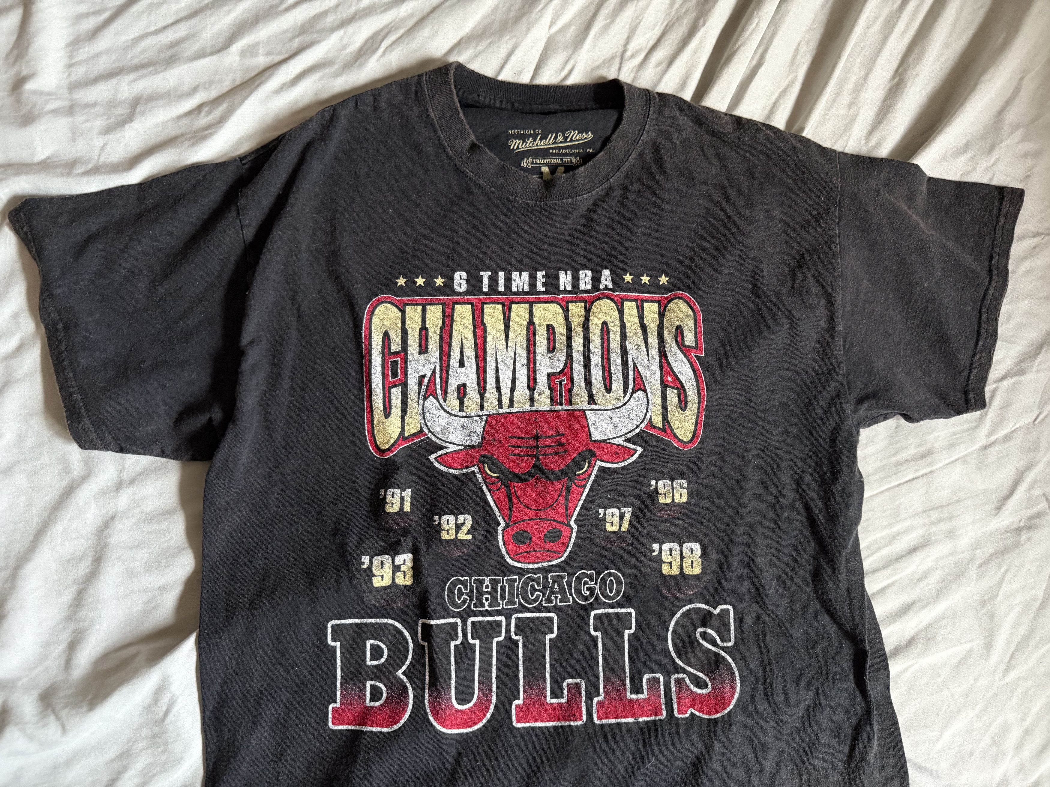 Mitchell & Ness × NBA Mitchell & Ness Chicago Bulls Vintage distressed Tee Shirt Size US M / EU 48-50 / 2 - 2 Thumbnail